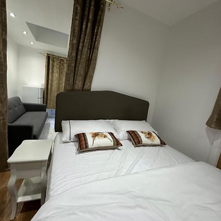 4Th Studio Flat With Private Own Bathroom A London Luxury Family Home Setup And Furnished With Double Bed Plus A Double Futon-Sofa Bed A Single Futon Bed A Baby Cot And Garden And Free Parking 外观 照片