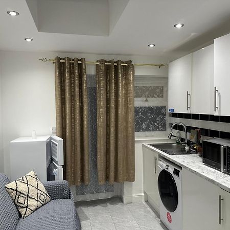 4Th Studio Flat With Private Own Bathroom A London Luxury Family Home Setup And Furnished With Double Bed Plus A Double Futon-Sofa Bed A Single Futon Bed A Baby Cot And Garden And Free Parking 外观 照片