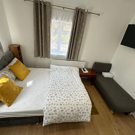 4Th Studio Flat With Private Own Bathroom A London Luxury Family Home Setup And Furnished With Double Bed Plus A Double Futon-Sofa Bed A Single Futon Bed A Baby Cot And Garden And Free Parking 外观 照片