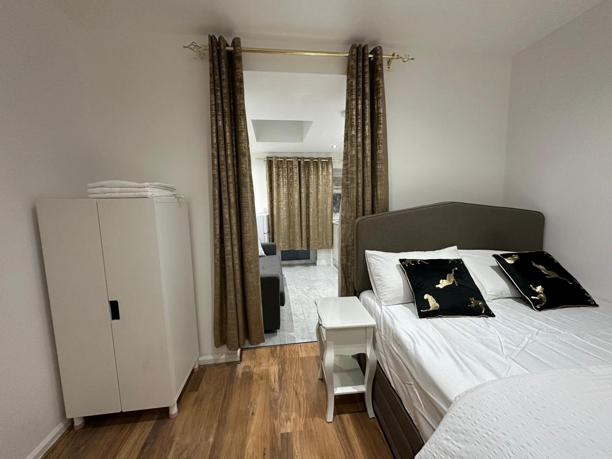 4Th Studio Flat With Private Own Bathroom A London Luxury Family Home Setup And Furnished With Double Bed Plus A Double Futon-Sofa Bed A Single Futon Bed A Baby Cot And Garden And Free Parking 外观 照片