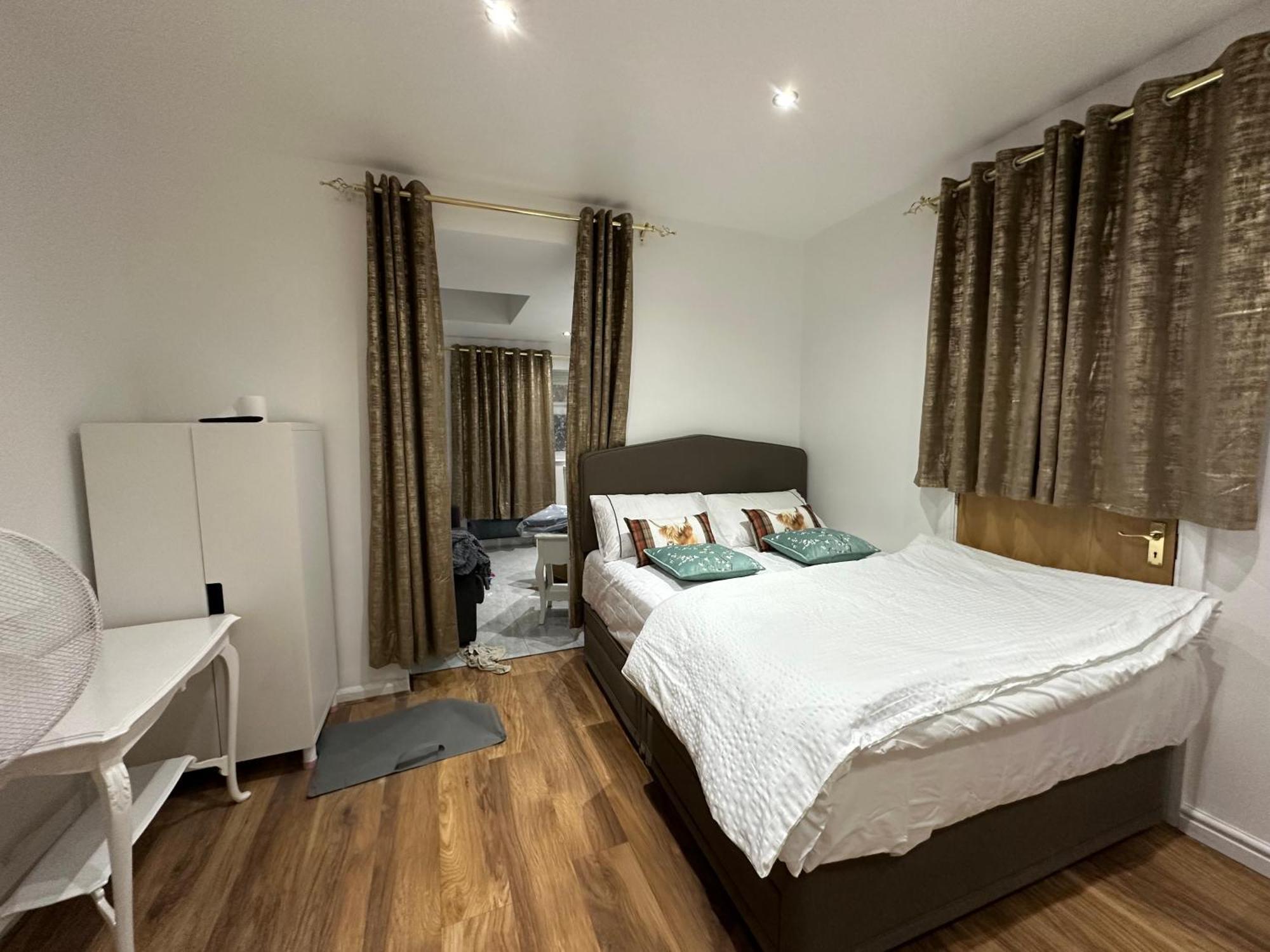 4Th Studio Flat With Private Own Bathroom A London Luxury Family Home Setup And Furnished With Double Bed Plus A Double Futon-Sofa Bed A Single Futon Bed A Baby Cot And Garden And Free Parking 外观 照片