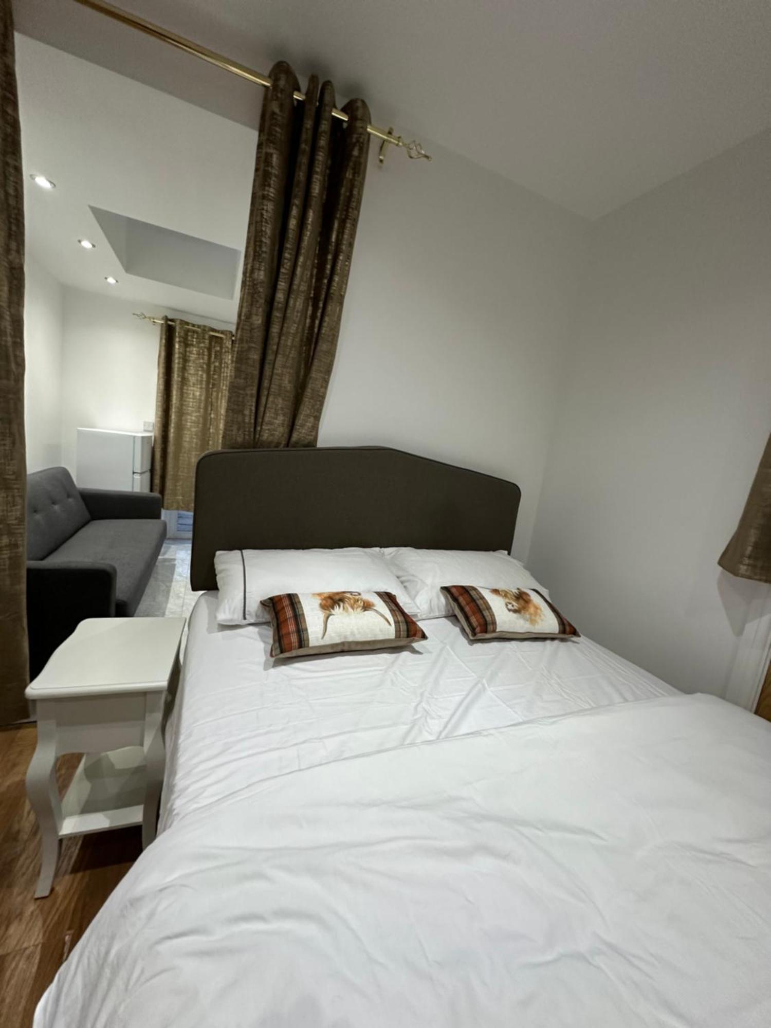 4Th Studio Flat With Private Own Bathroom A London Luxury Family Home Setup And Furnished With Double Bed Plus A Double Futon-Sofa Bed A Single Futon Bed A Baby Cot And Garden And Free Parking 外观 照片
