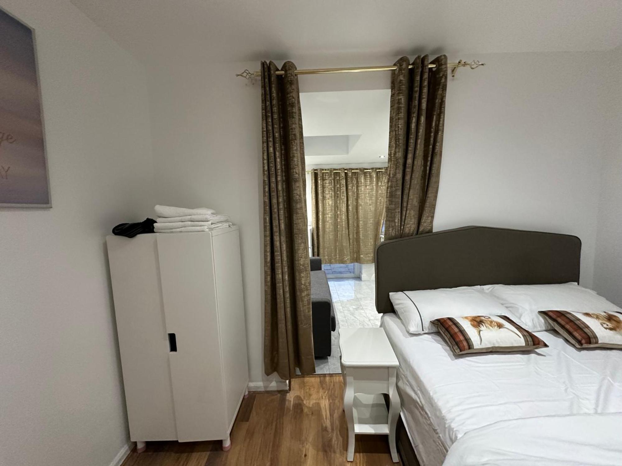 4Th Studio Flat With Private Own Bathroom A London Luxury Family Home Setup And Furnished With Double Bed Plus A Double Futon-Sofa Bed A Single Futon Bed A Baby Cot And Garden And Free Parking 外观 照片