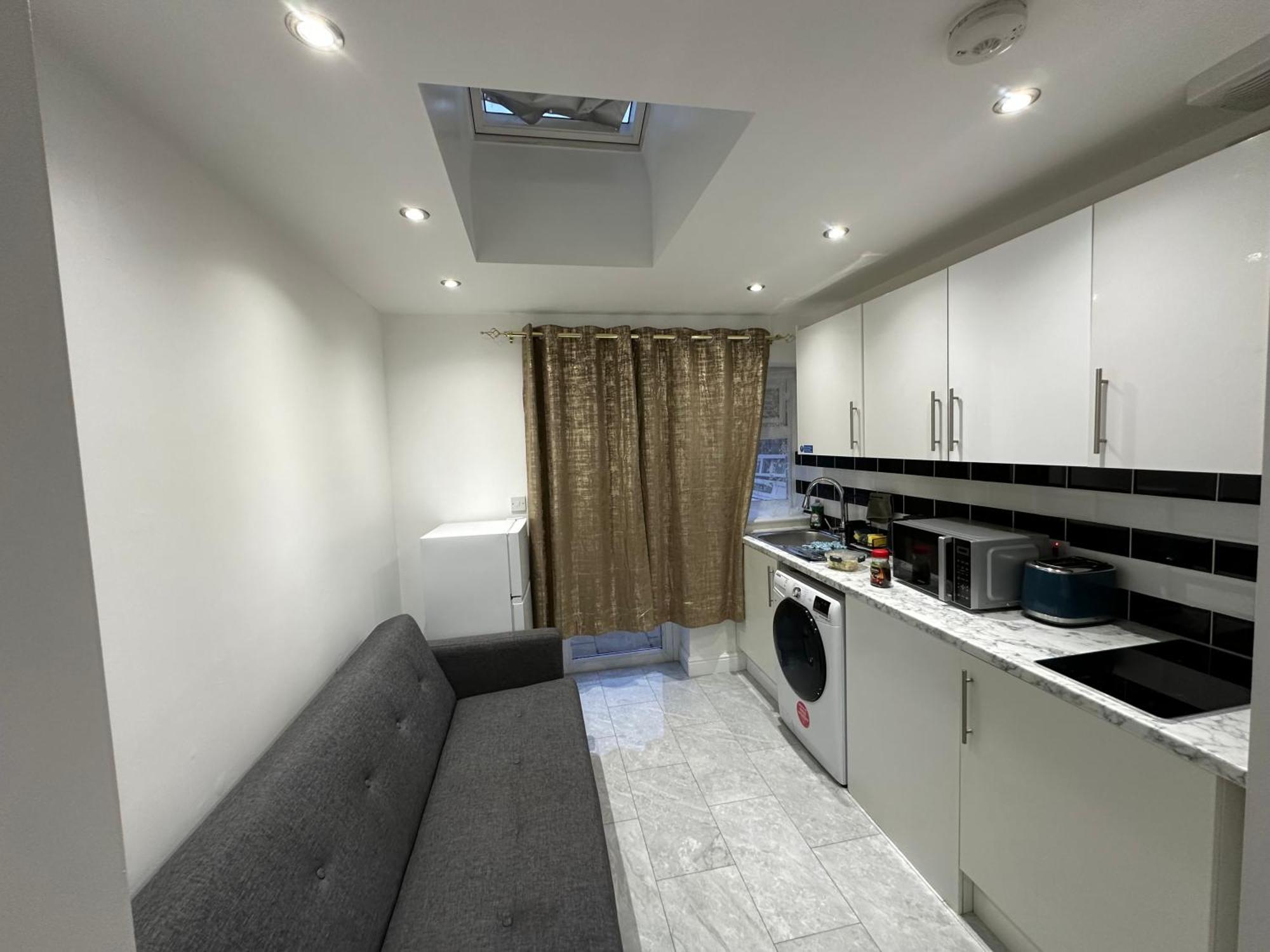 4Th Studio Flat With Private Own Bathroom A London Luxury Family Home Setup And Furnished With Double Bed Plus A Double Futon-Sofa Bed A Single Futon Bed A Baby Cot And Garden And Free Parking 外观 照片
