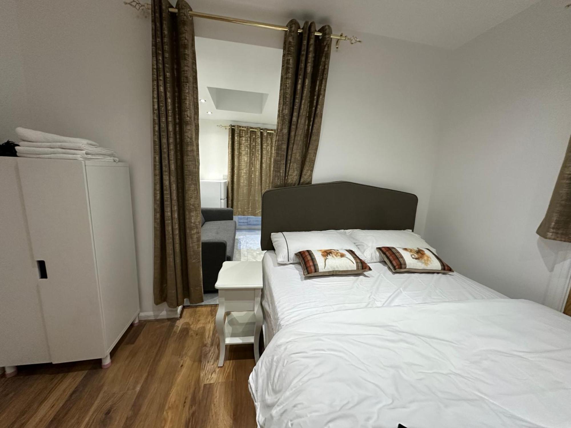 4Th Studio Flat With Private Own Bathroom A London Luxury Family Home Setup And Furnished With Double Bed Plus A Double Futon-Sofa Bed A Single Futon Bed A Baby Cot And Garden And Free Parking 外观 照片