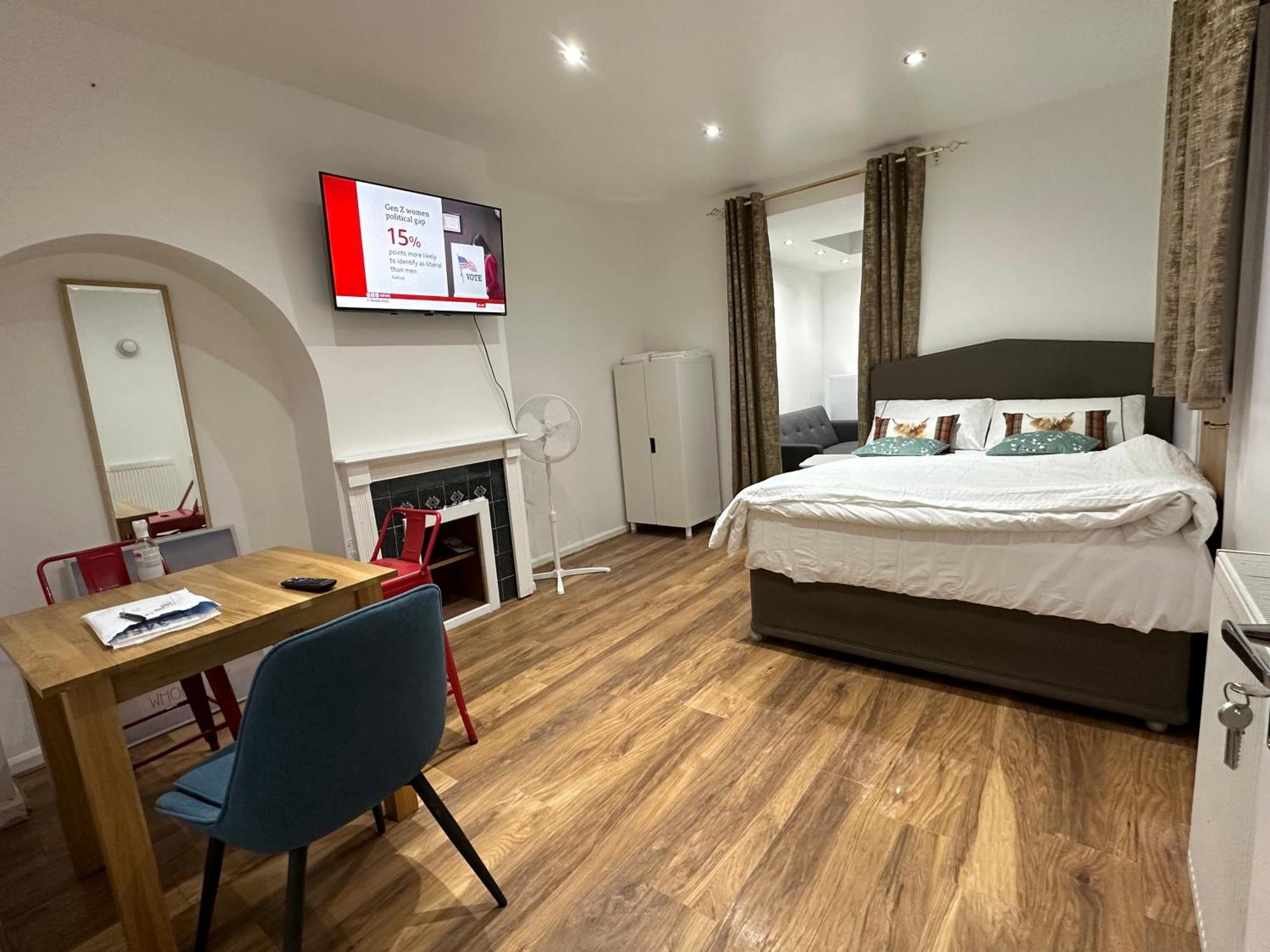 4Th Studio Flat With Private Own Bathroom A London Luxury Family Home Setup And Furnished With Double Bed Plus A Double Futon-Sofa Bed A Single Futon Bed A Baby Cot And Garden And Free Parking 外观 照片