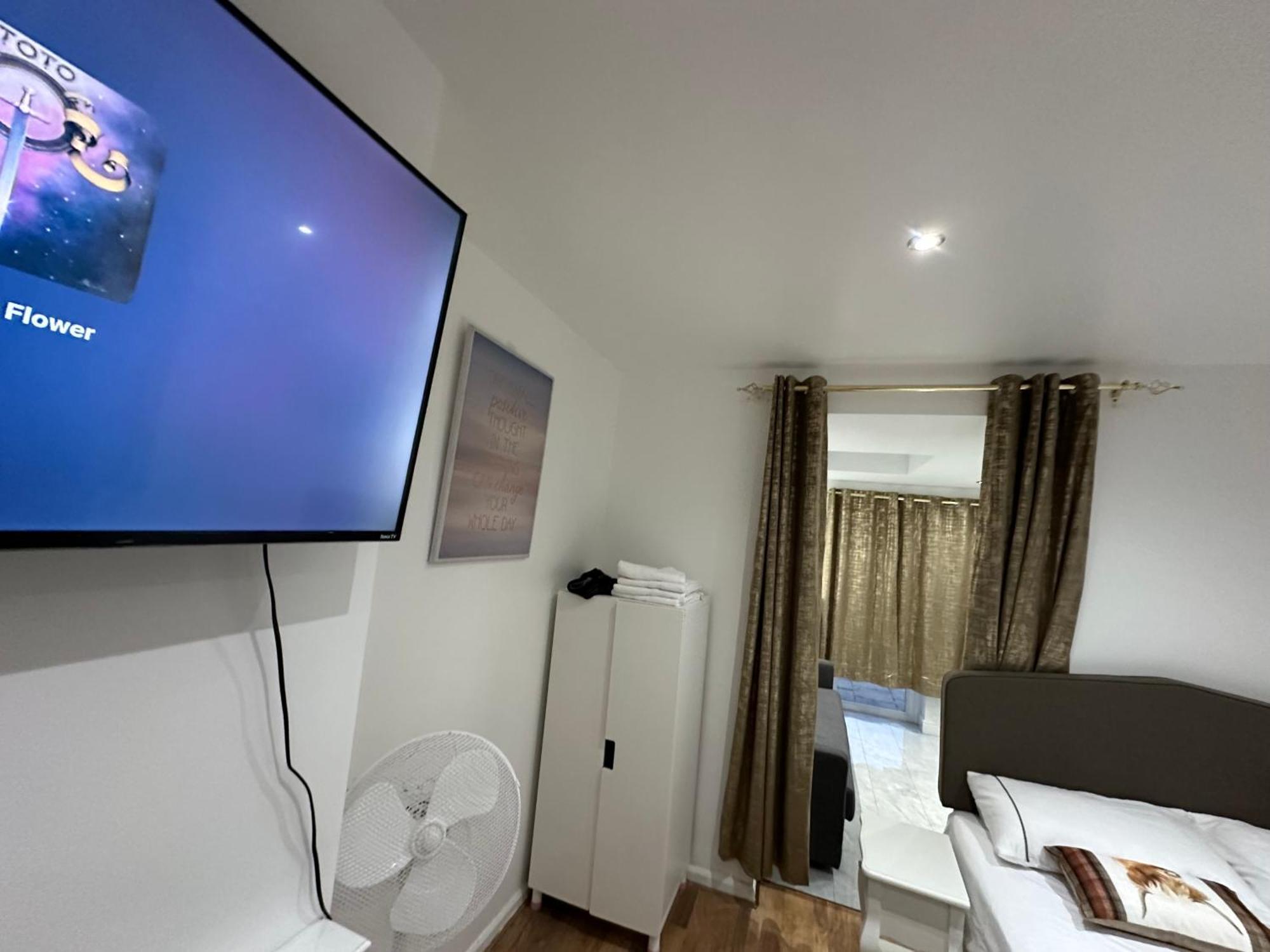 4Th Studio Flat With Private Own Bathroom A London Luxury Family Home Setup And Furnished With Double Bed Plus A Double Futon-Sofa Bed A Single Futon Bed A Baby Cot And Garden And Free Parking 外观 照片