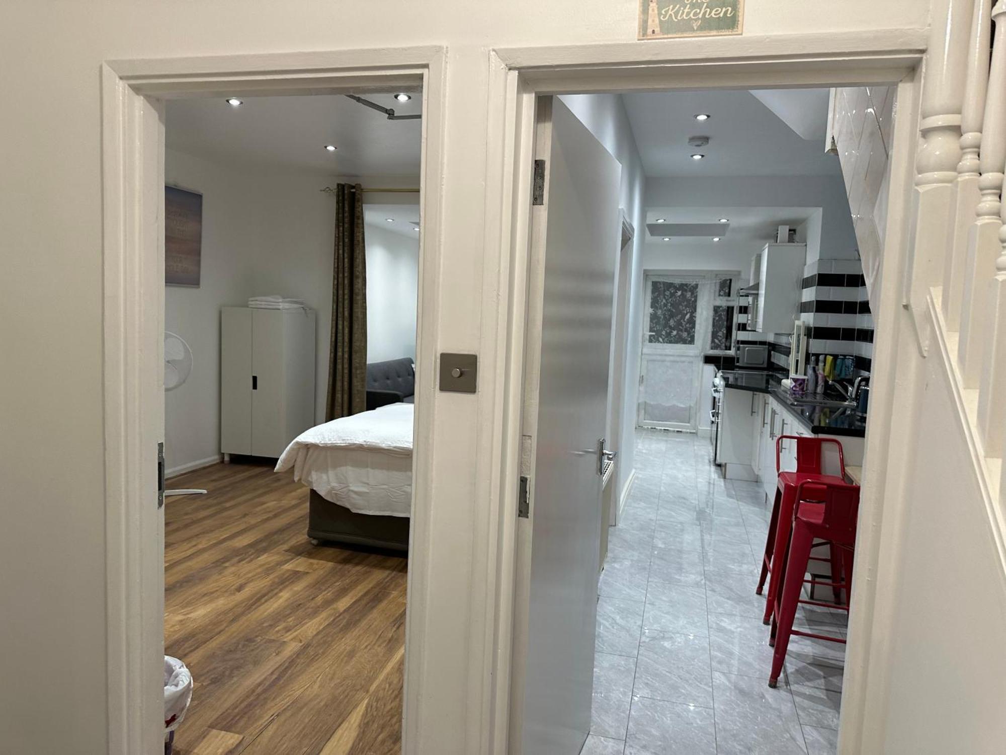 4Th Studio Flat With Private Own Bathroom A London Luxury Family Home Setup And Furnished With Double Bed Plus A Double Futon-Sofa Bed A Single Futon Bed A Baby Cot And Garden And Free Parking 外观 照片