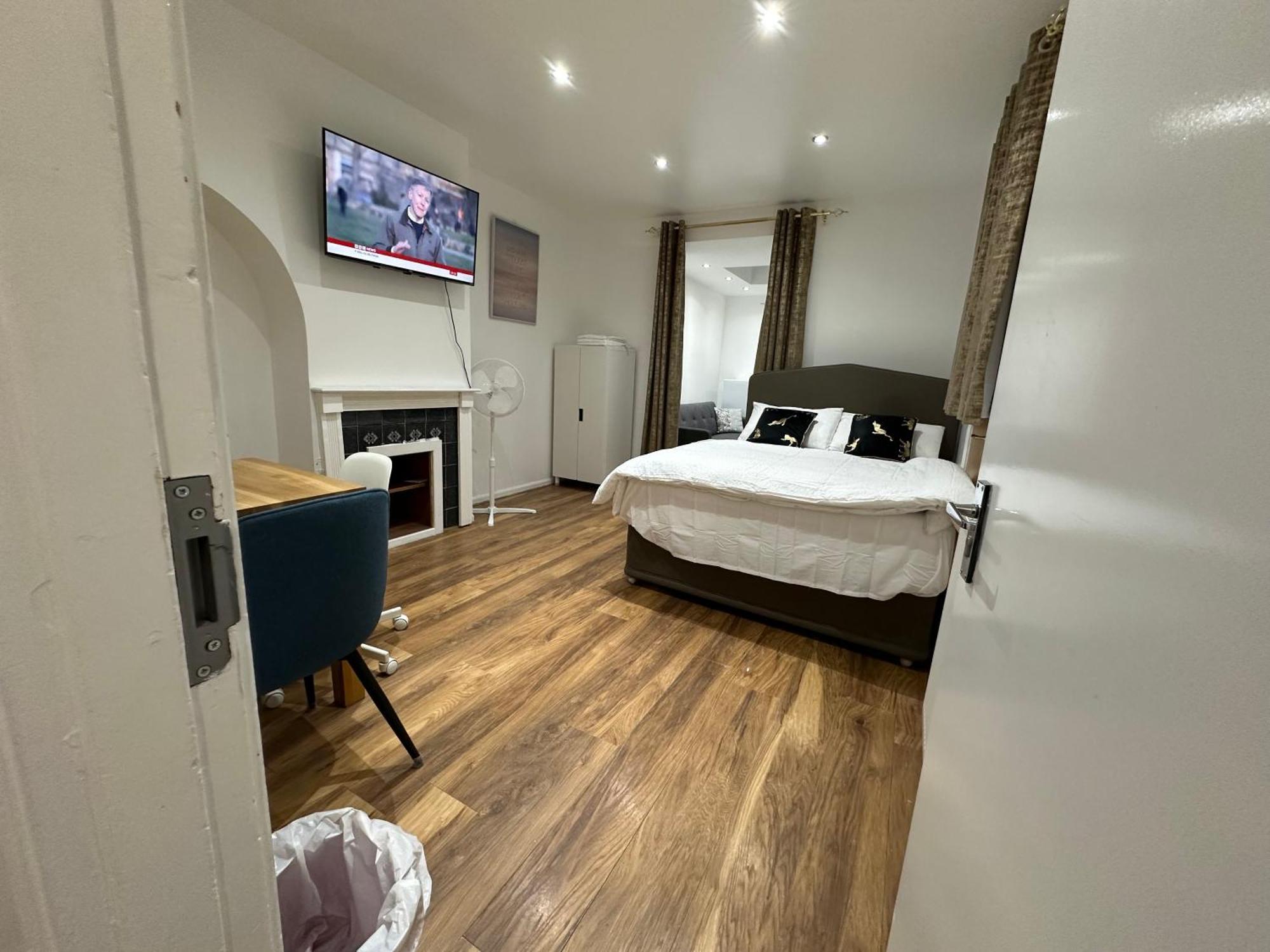4Th Studio Flat With Private Own Bathroom A London Luxury Family Home Setup And Furnished With Double Bed Plus A Double Futon-Sofa Bed A Single Futon Bed A Baby Cot And Garden And Free Parking 外观 照片