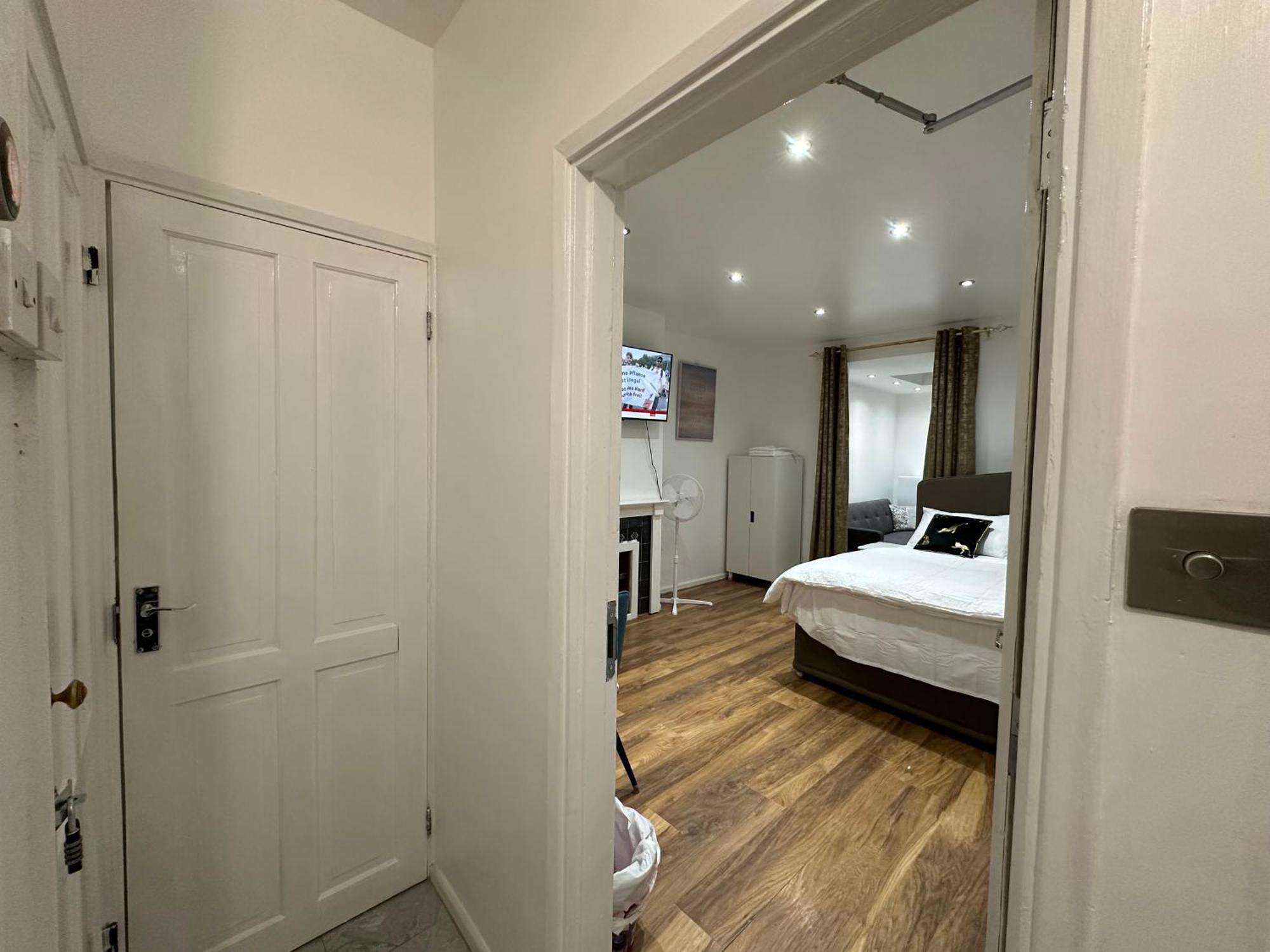 4Th Studio Flat With Private Own Bathroom A London Luxury Family Home Setup And Furnished With Double Bed Plus A Double Futon-Sofa Bed A Single Futon Bed A Baby Cot And Garden And Free Parking 外观 照片