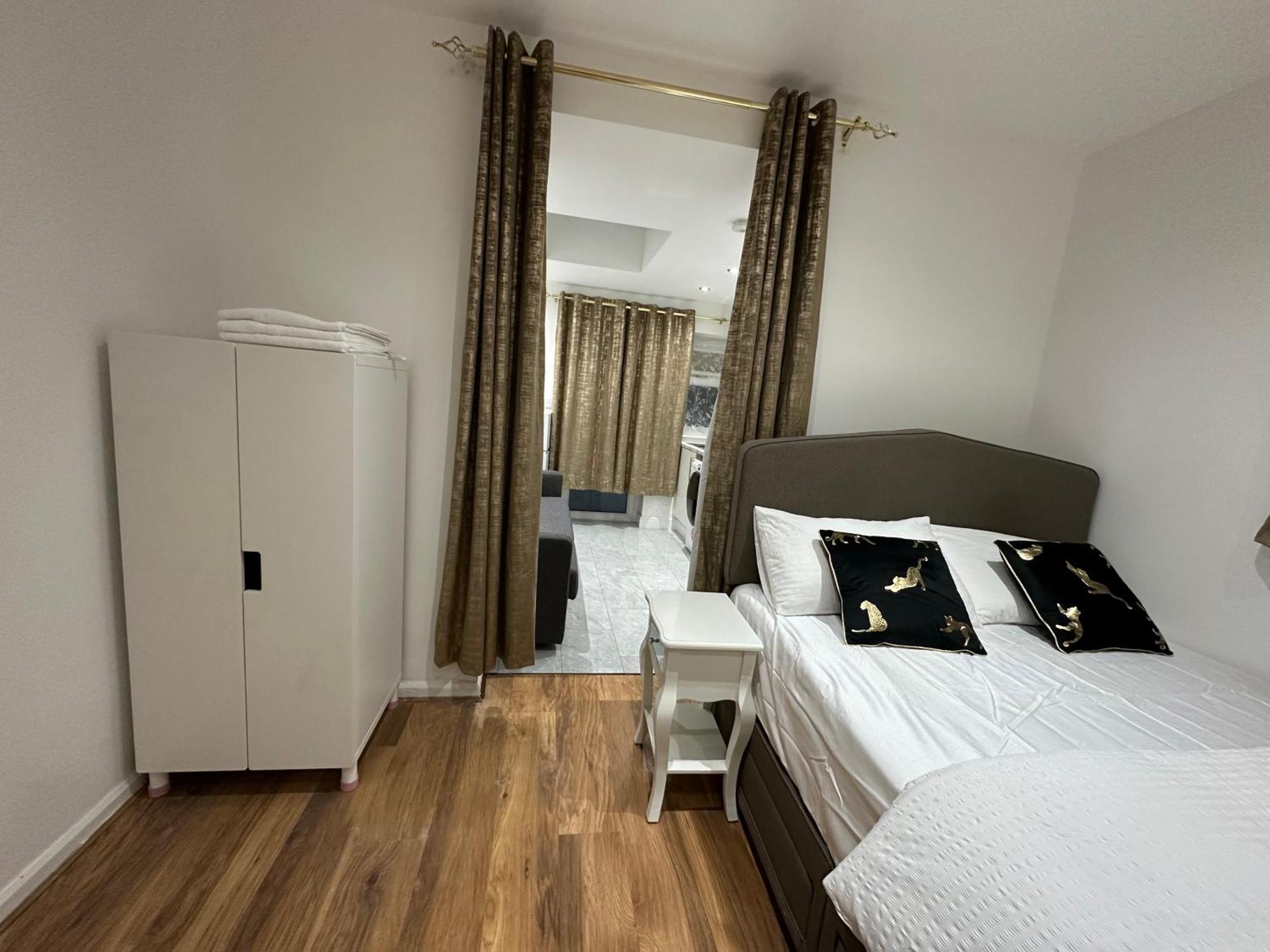 4Th Studio Flat With Private Own Bathroom A London Luxury Family Home Setup And Furnished With Double Bed Plus A Double Futon-Sofa Bed A Single Futon Bed A Baby Cot And Garden And Free Parking 外观 照片