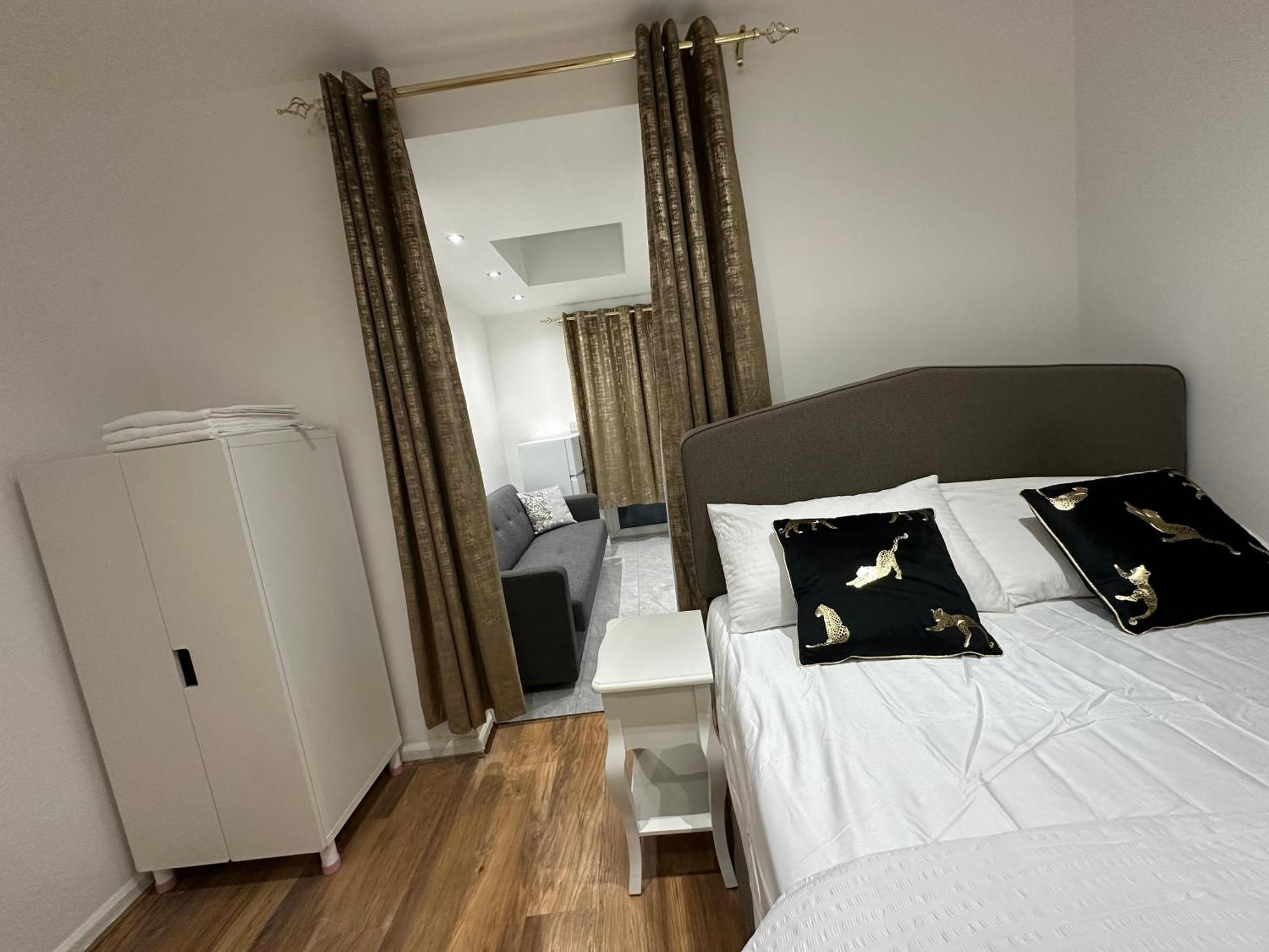 4Th Studio Flat With Private Own Bathroom A London Luxury Family Home Setup And Furnished With Double Bed Plus A Double Futon-Sofa Bed A Single Futon Bed A Baby Cot And Garden And Free Parking 外观 照片