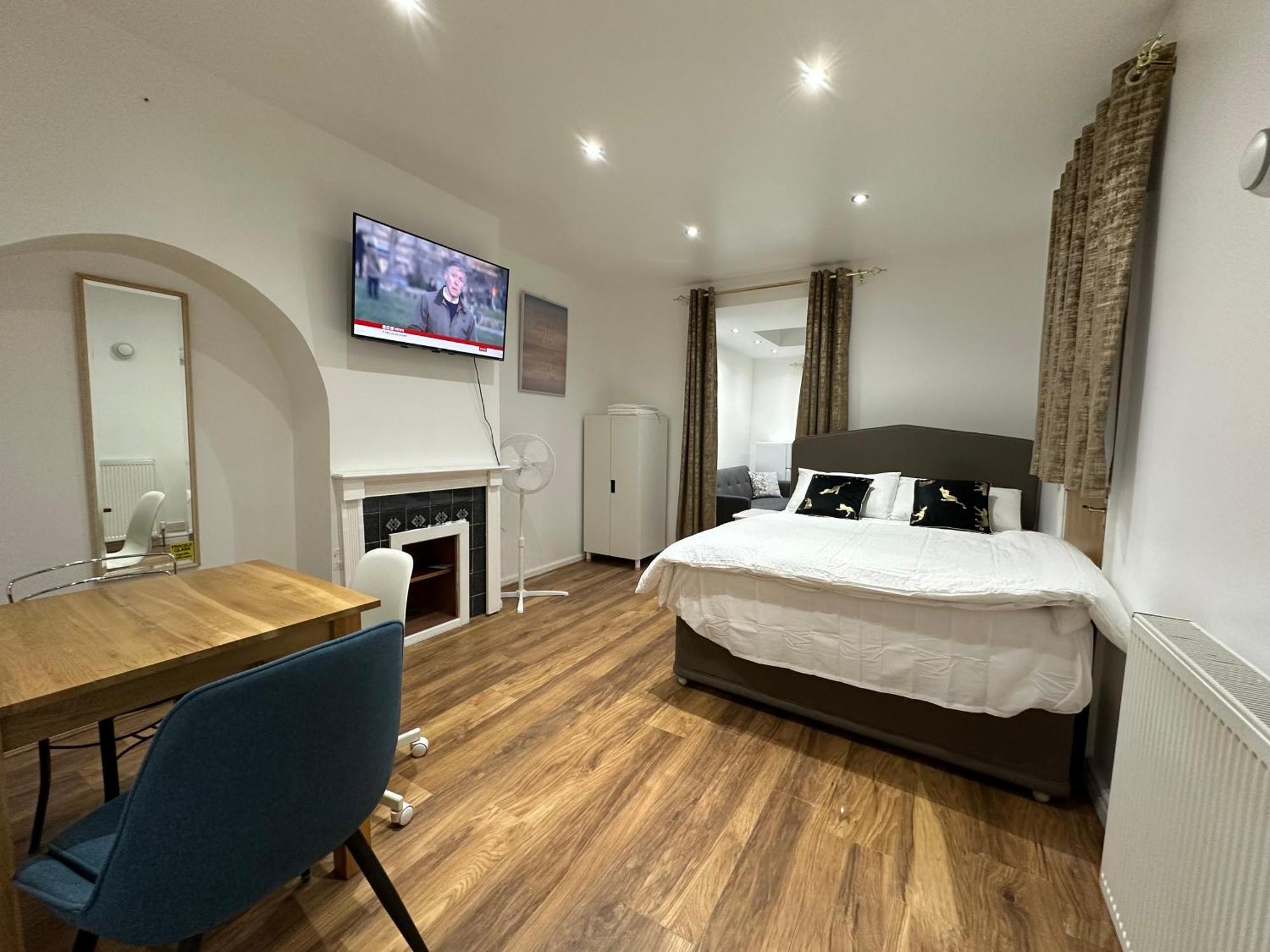4Th Studio Flat With Private Own Bathroom A London Luxury Family Home Setup And Furnished With Double Bed Plus A Double Futon-Sofa Bed A Single Futon Bed A Baby Cot And Garden And Free Parking 外观 照片
