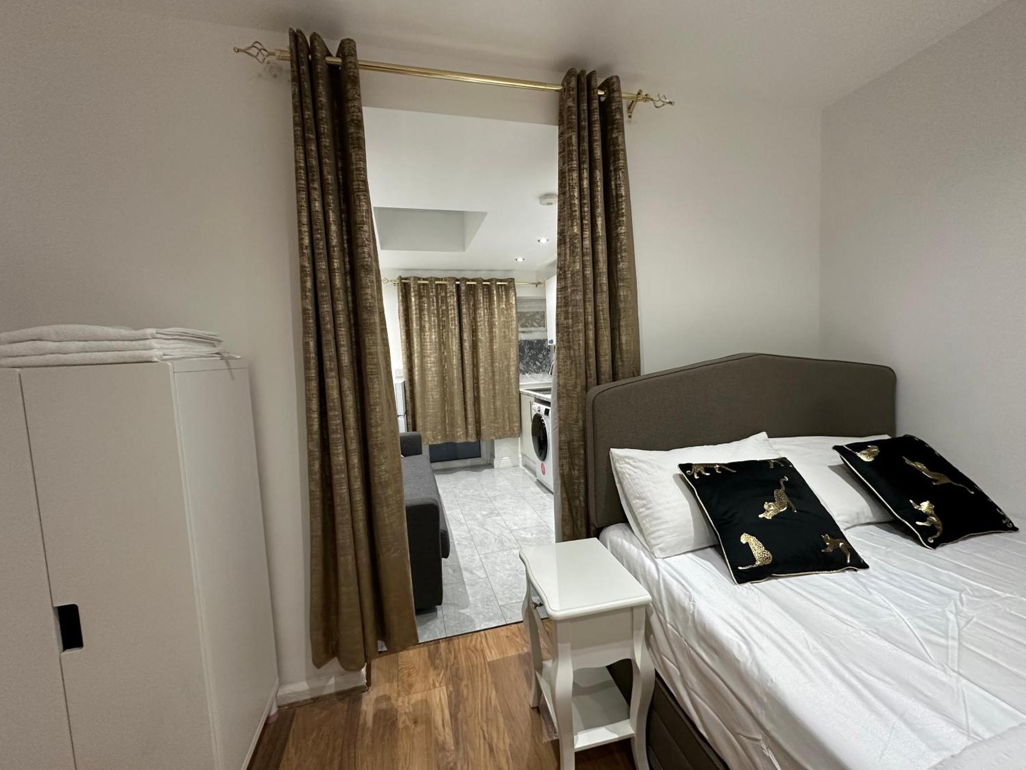 4Th Studio Flat With Private Own Bathroom A London Luxury Family Home Setup And Furnished With Double Bed Plus A Double Futon-Sofa Bed A Single Futon Bed A Baby Cot And Garden And Free Parking 外观 照片