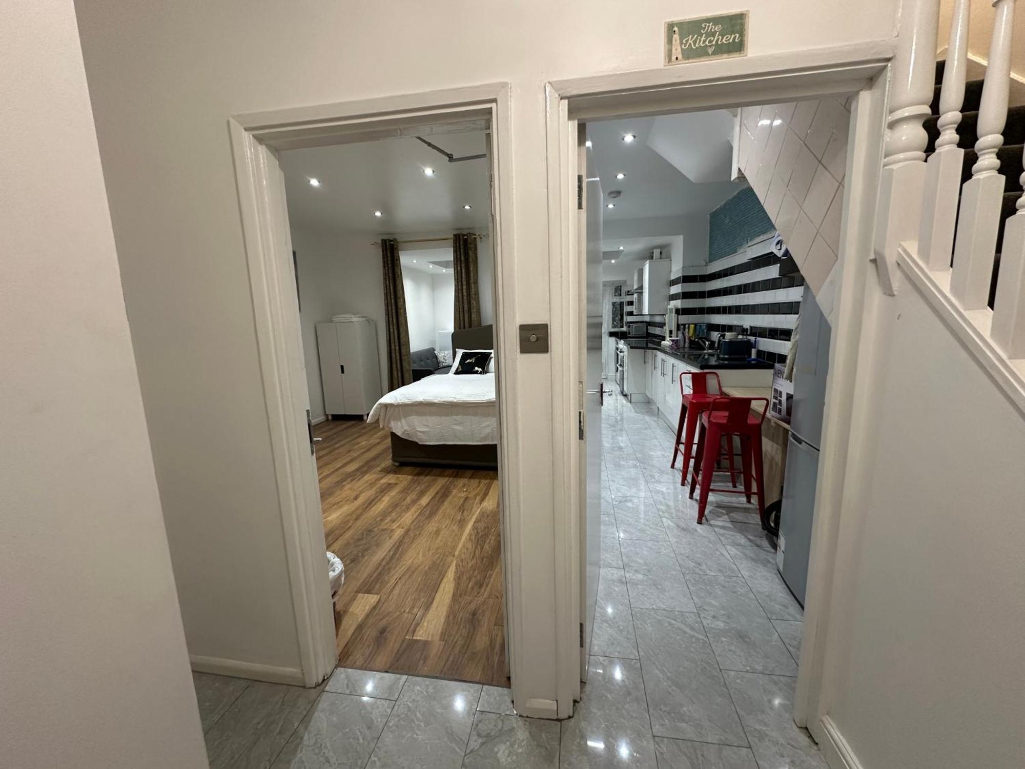 4Th Studio Flat With Private Own Bathroom A London Luxury Family Home Setup And Furnished With Double Bed Plus A Double Futon-Sofa Bed A Single Futon Bed A Baby Cot And Garden And Free Parking 外观 照片