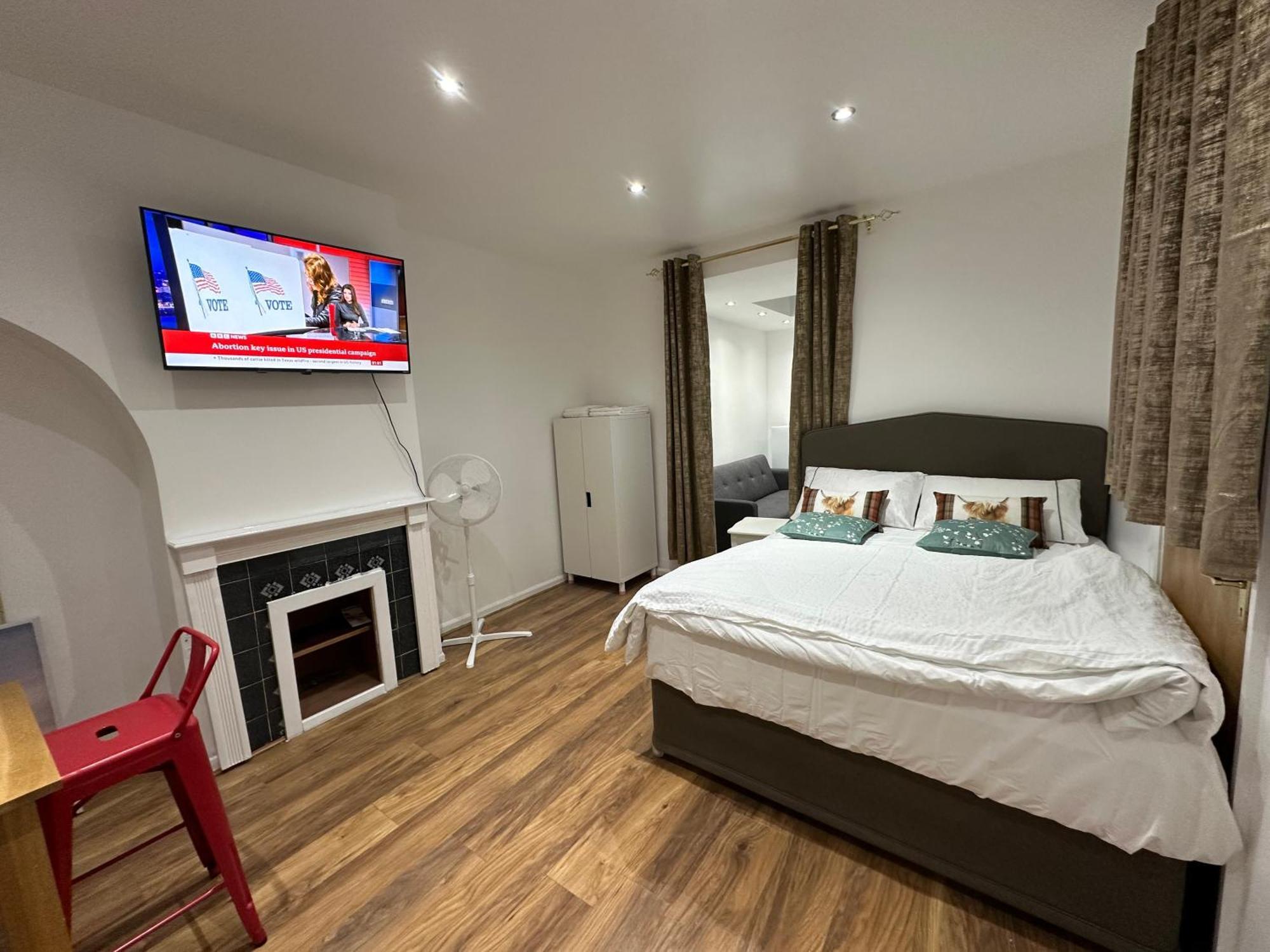 4Th Studio Flat With Private Own Bathroom A London Luxury Family Home Setup And Furnished With Double Bed Plus A Double Futon-Sofa Bed A Single Futon Bed A Baby Cot And Garden And Free Parking 外观 照片