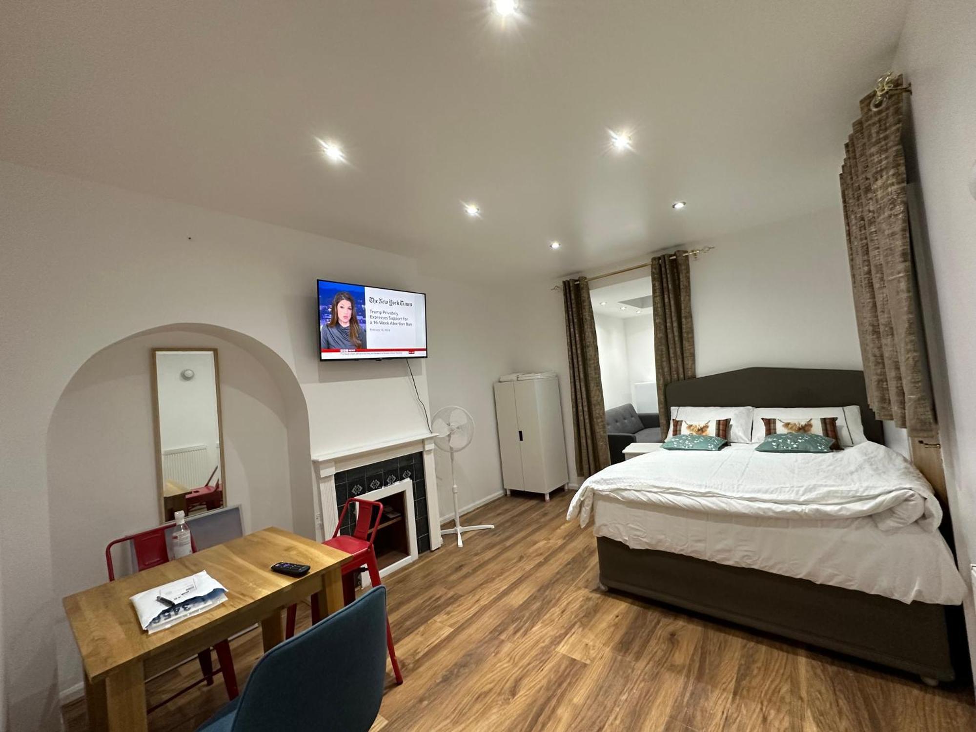4Th Studio Flat With Private Own Bathroom A London Luxury Family Home Setup And Furnished With Double Bed Plus A Double Futon-Sofa Bed A Single Futon Bed A Baby Cot And Garden And Free Parking 外观 照片