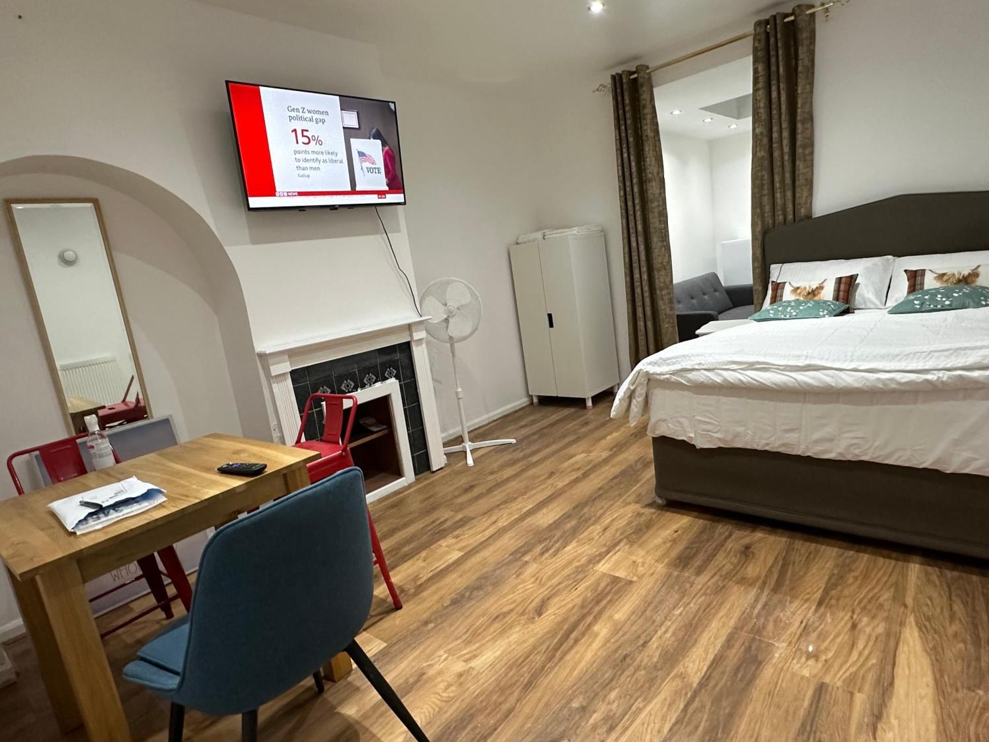 4Th Studio Flat With Private Own Bathroom A London Luxury Family Home Setup And Furnished With Double Bed Plus A Double Futon-Sofa Bed A Single Futon Bed A Baby Cot And Garden And Free Parking 外观 照片