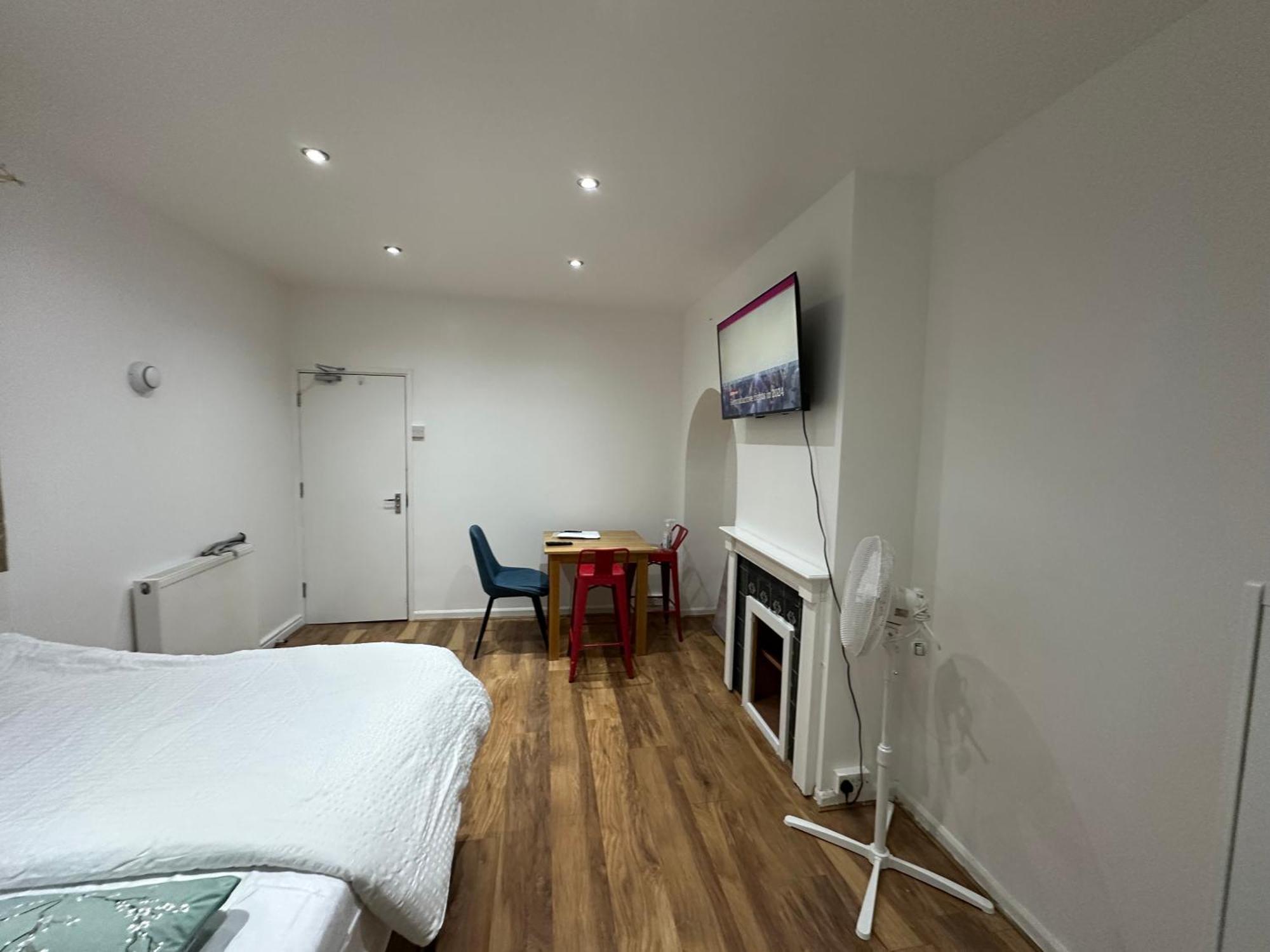 4Th Studio Flat With Private Own Bathroom A London Luxury Family Home Setup And Furnished With Double Bed Plus A Double Futon-Sofa Bed A Single Futon Bed A Baby Cot And Garden And Free Parking 外观 照片