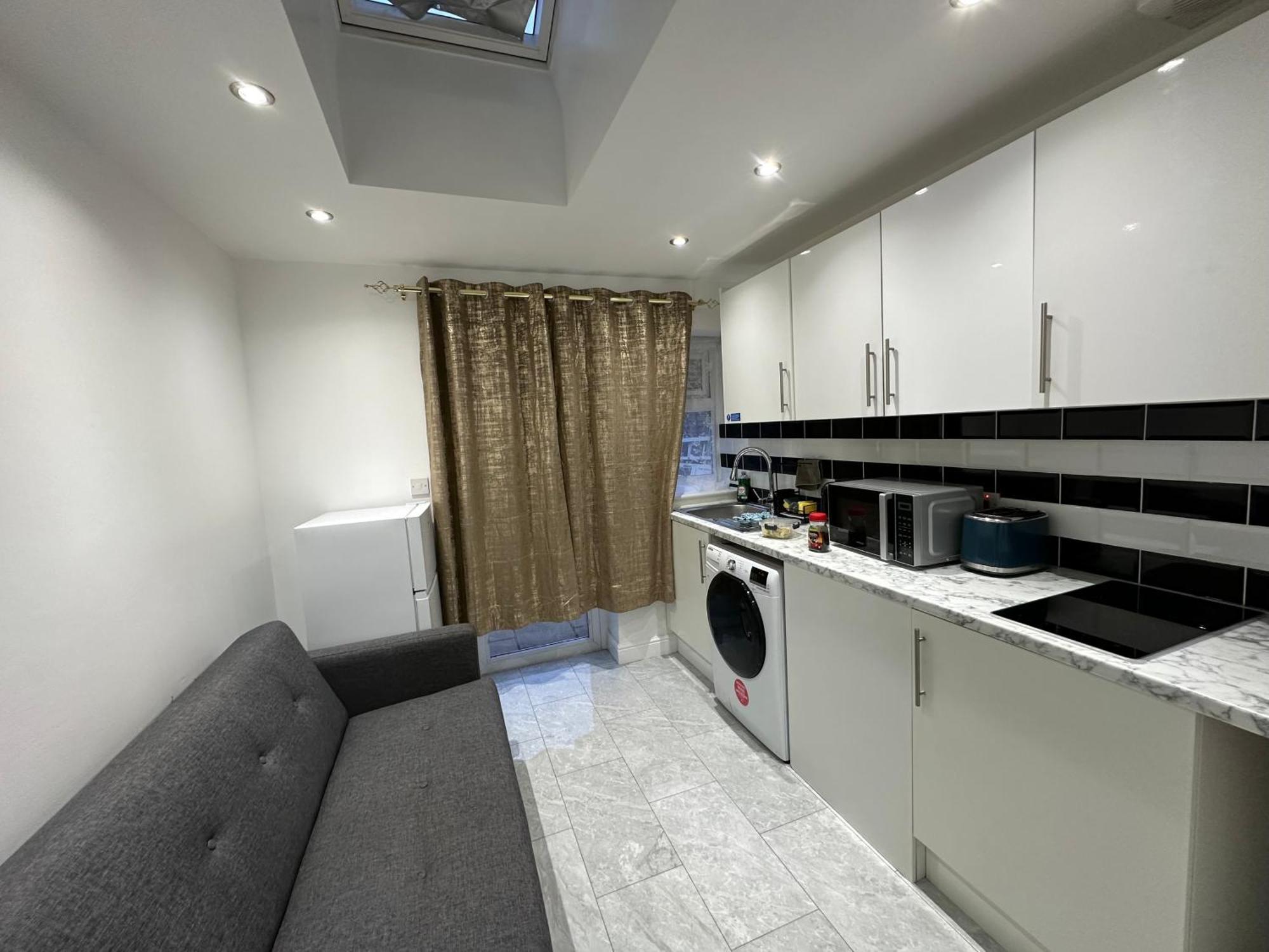 4Th Studio Flat With Private Own Bathroom A London Luxury Family Home Setup And Furnished With Double Bed Plus A Double Futon-Sofa Bed A Single Futon Bed A Baby Cot And Garden And Free Parking 外观 照片