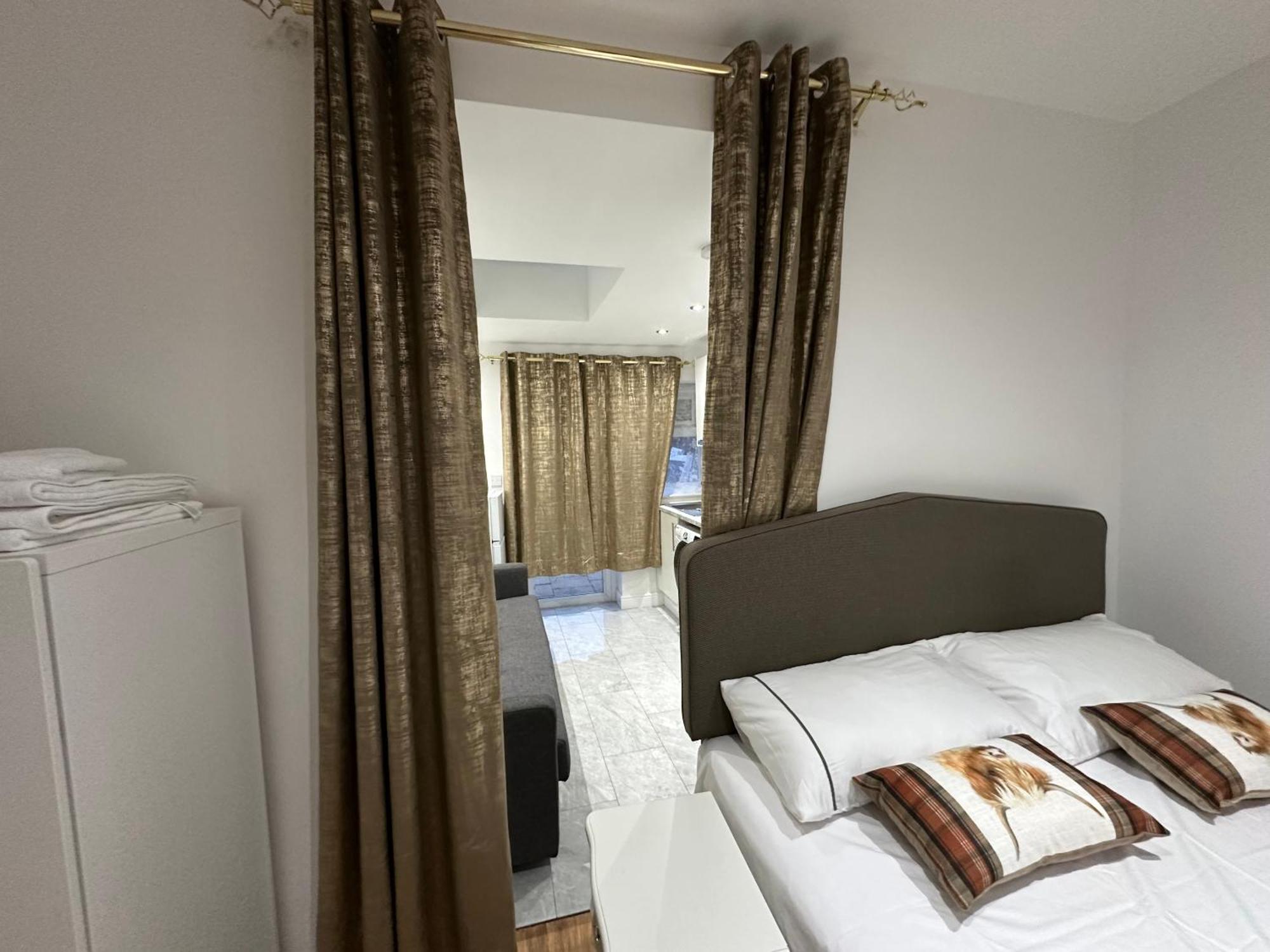 4Th Studio Flat With Private Own Bathroom A London Luxury Family Home Setup And Furnished With Double Bed Plus A Double Futon-Sofa Bed A Single Futon Bed A Baby Cot And Garden And Free Parking 外观 照片