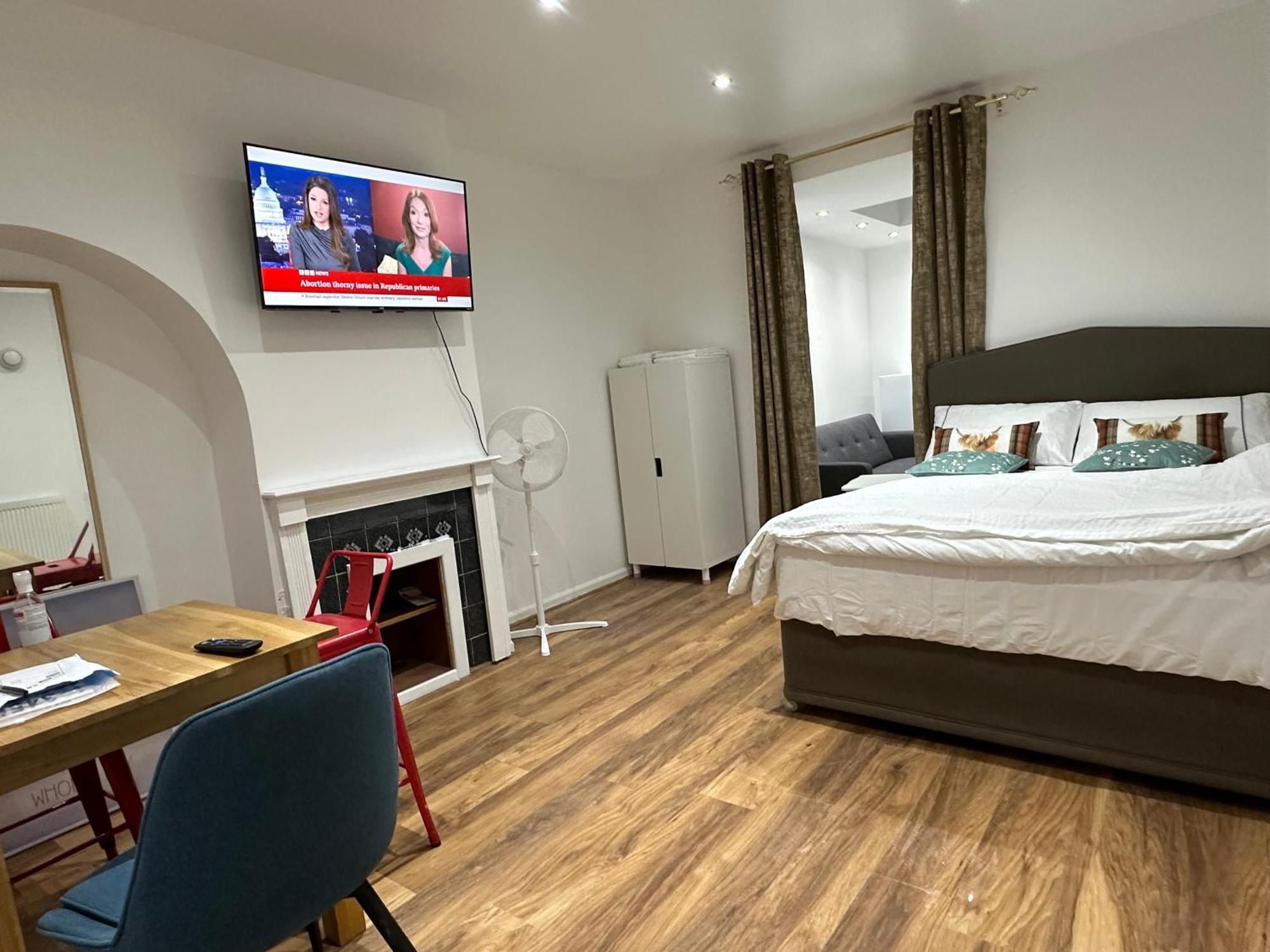 4Th Studio Flat With Private Own Bathroom A London Luxury Family Home Setup And Furnished With Double Bed Plus A Double Futon-Sofa Bed A Single Futon Bed A Baby Cot And Garden And Free Parking 外观 照片
