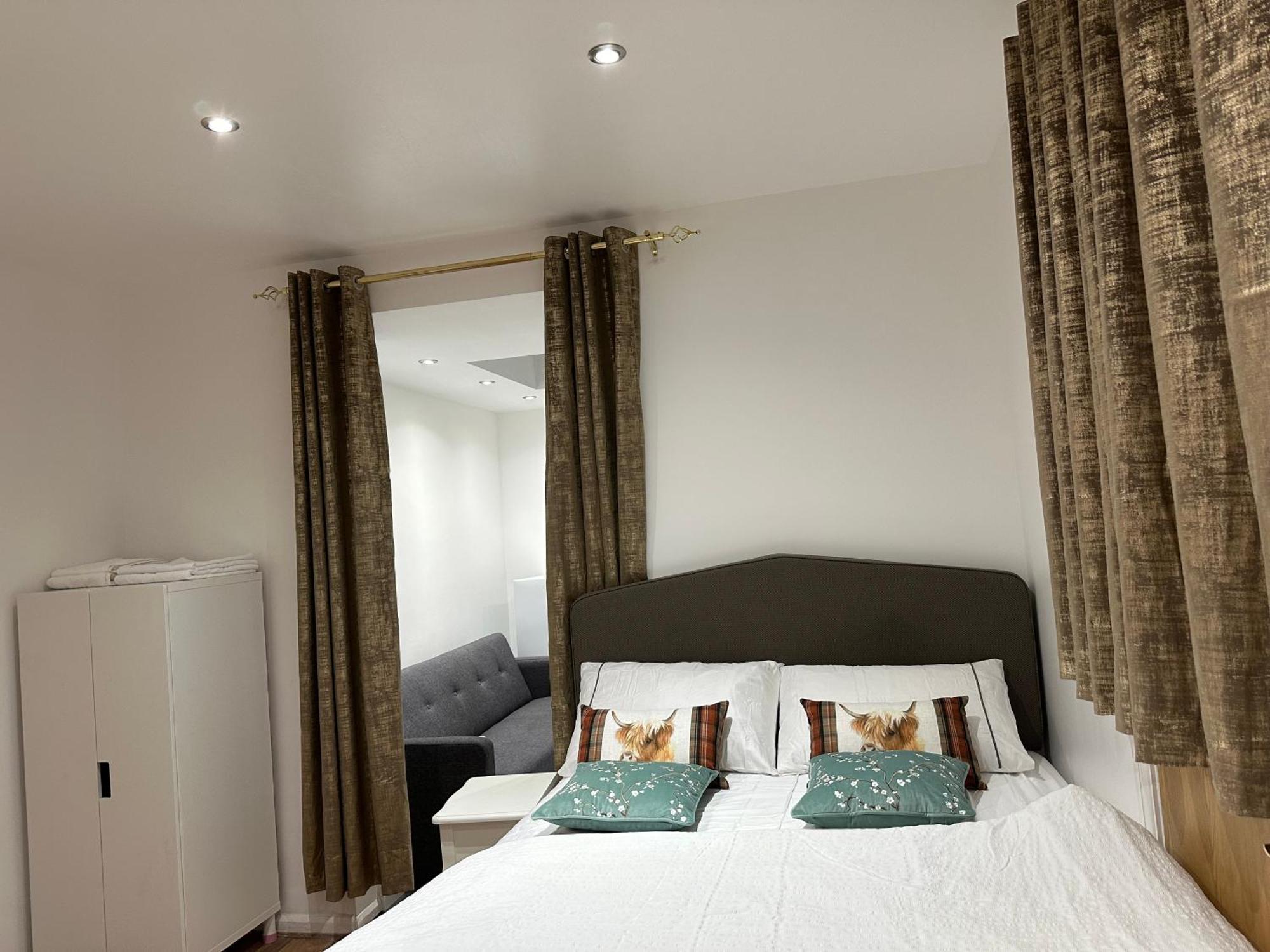 4Th Studio Flat With Private Own Bathroom A London Luxury Family Home Setup And Furnished With Double Bed Plus A Double Futon-Sofa Bed A Single Futon Bed A Baby Cot And Garden And Free Parking 外观 照片