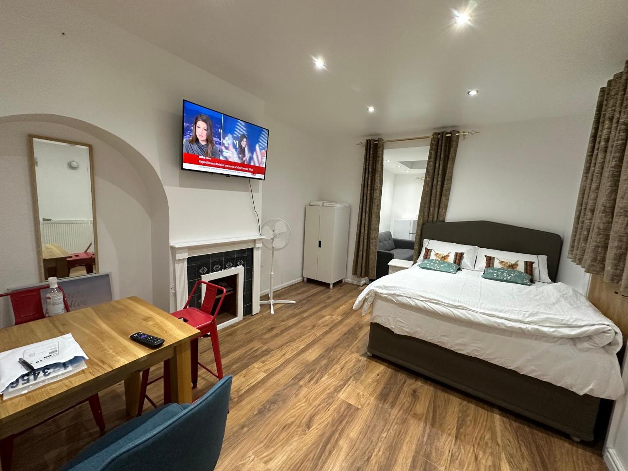 4Th Studio Flat With Private Own Bathroom A London Luxury Family Home Setup And Furnished With Double Bed Plus A Double Futon-Sofa Bed A Single Futon Bed A Baby Cot And Garden And Free Parking 外观 照片