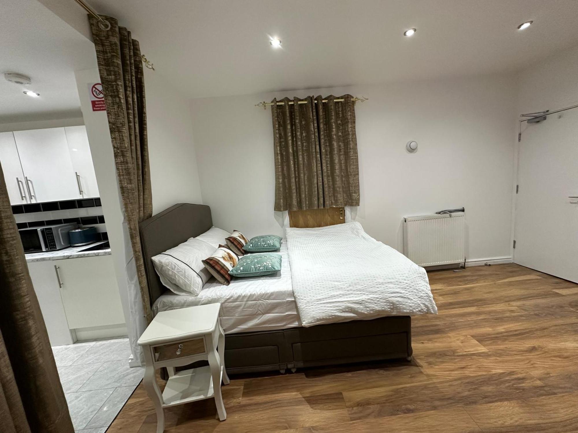 4Th Studio Flat With Private Own Bathroom A London Luxury Family Home Setup And Furnished With Double Bed Plus A Double Futon-Sofa Bed A Single Futon Bed A Baby Cot And Garden And Free Parking 外观 照片