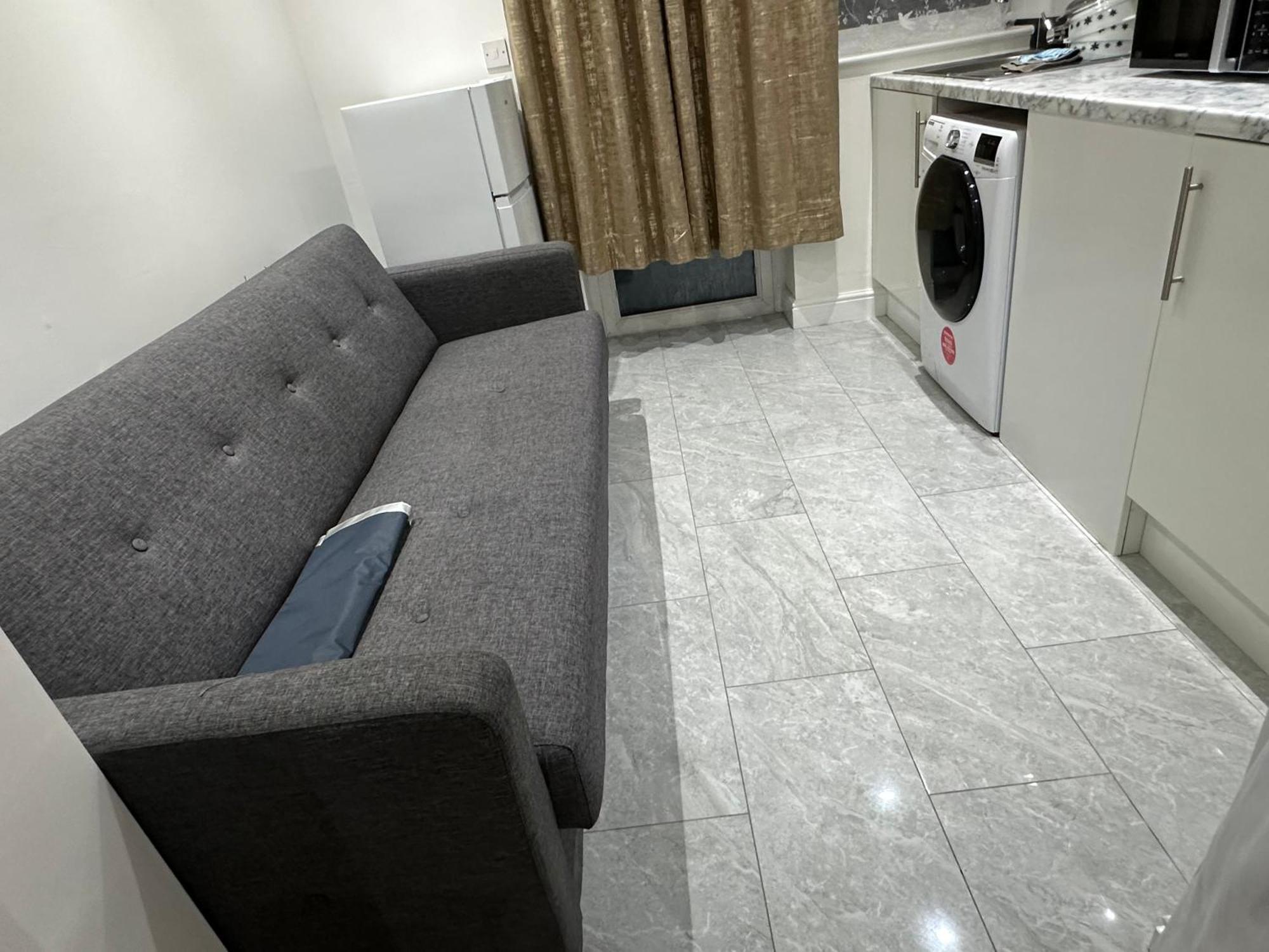 4Th Studio Flat With Private Own Bathroom A London Luxury Family Home Setup And Furnished With Double Bed Plus A Double Futon-Sofa Bed A Single Futon Bed A Baby Cot And Garden And Free Parking 外观 照片