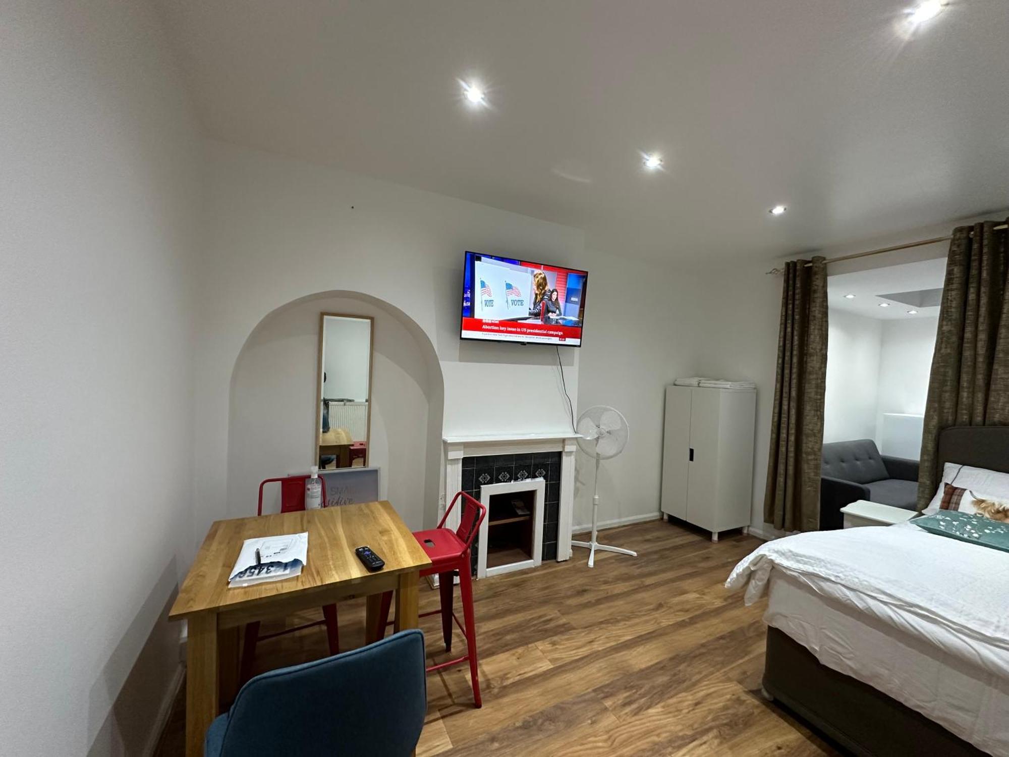 4Th Studio Flat With Private Own Bathroom A London Luxury Family Home Setup And Furnished With Double Bed Plus A Double Futon-Sofa Bed A Single Futon Bed A Baby Cot And Garden And Free Parking 外观 照片