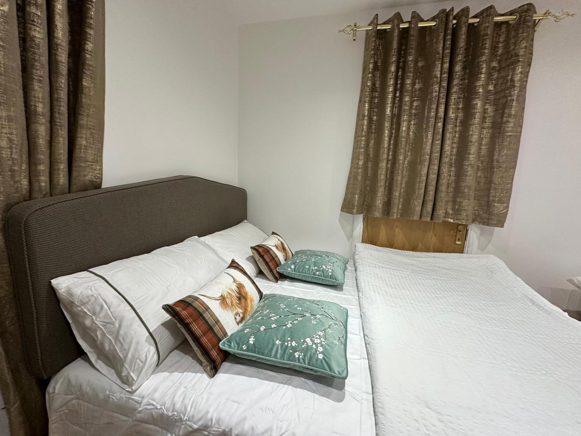 4Th Studio Flat With Private Own Bathroom A London Luxury Family Home Setup And Furnished With Double Bed Plus A Double Futon-Sofa Bed A Single Futon Bed A Baby Cot And Garden And Free Parking 外观 照片