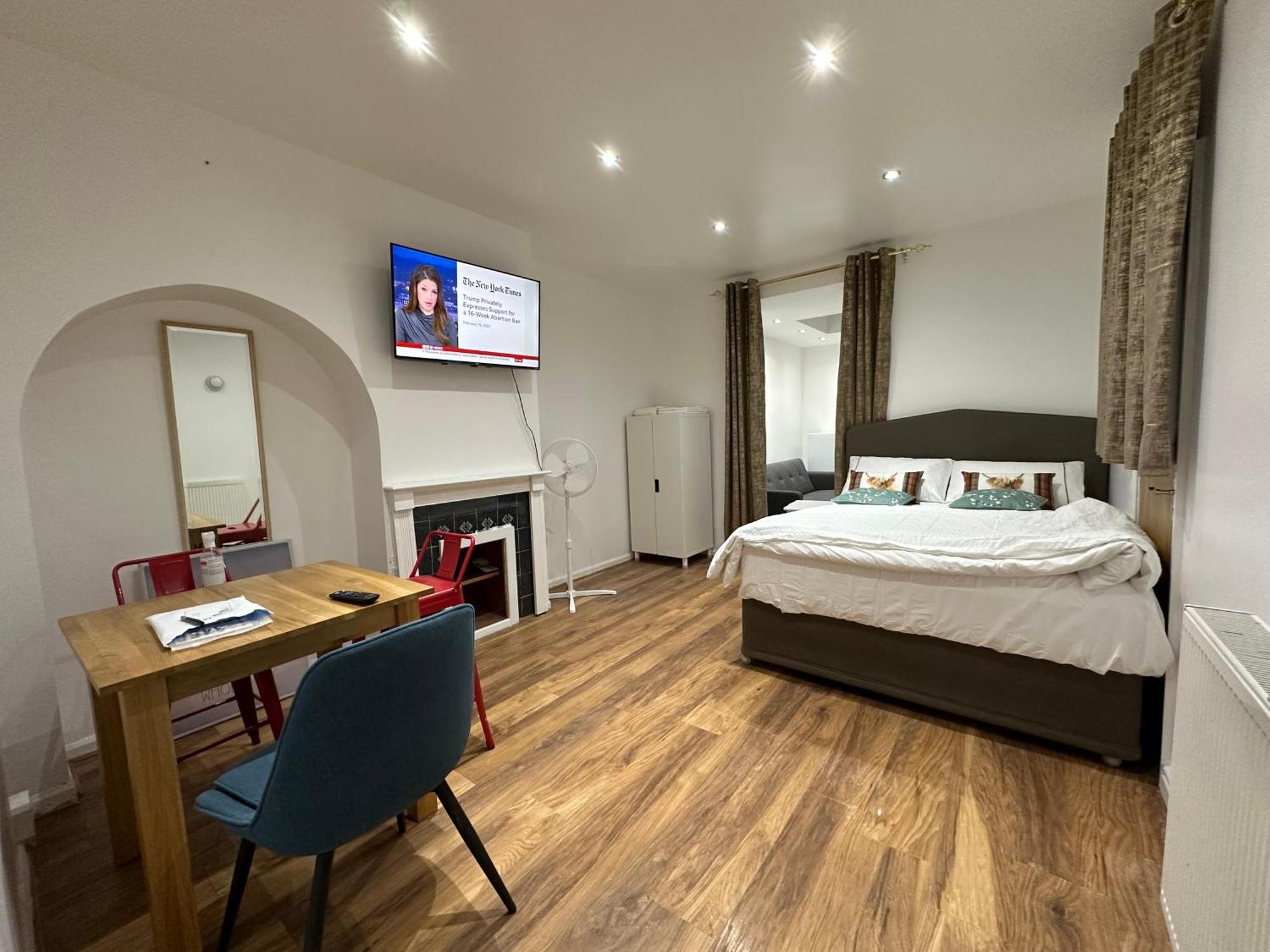 4Th Studio Flat With Private Own Bathroom A London Luxury Family Home Setup And Furnished With Double Bed Plus A Double Futon-Sofa Bed A Single Futon Bed A Baby Cot And Garden And Free Parking 外观 照片