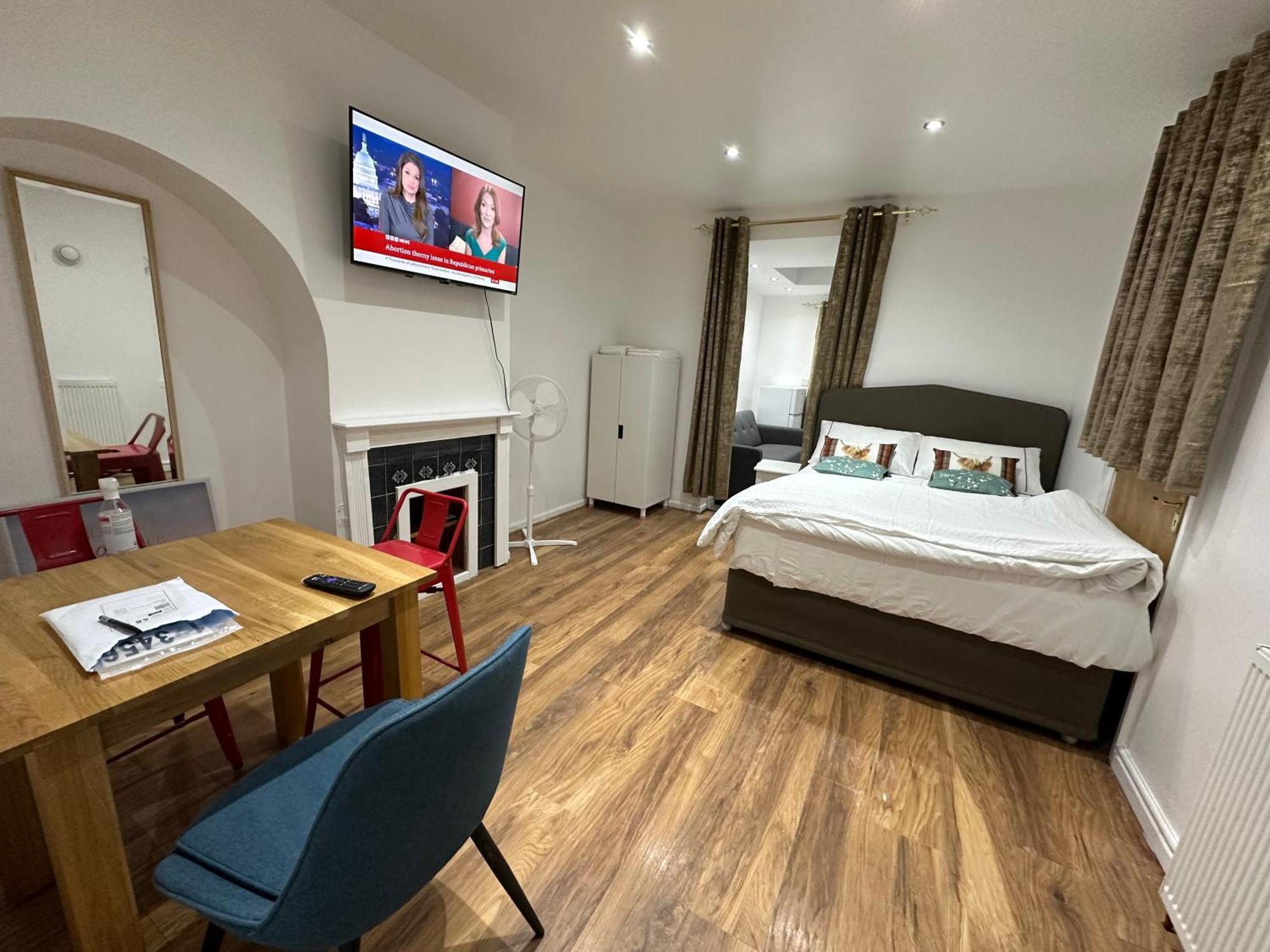 4Th Studio Flat With Private Own Bathroom A London Luxury Family Home Setup And Furnished With Double Bed Plus A Double Futon-Sofa Bed A Single Futon Bed A Baby Cot And Garden And Free Parking 外观 照片