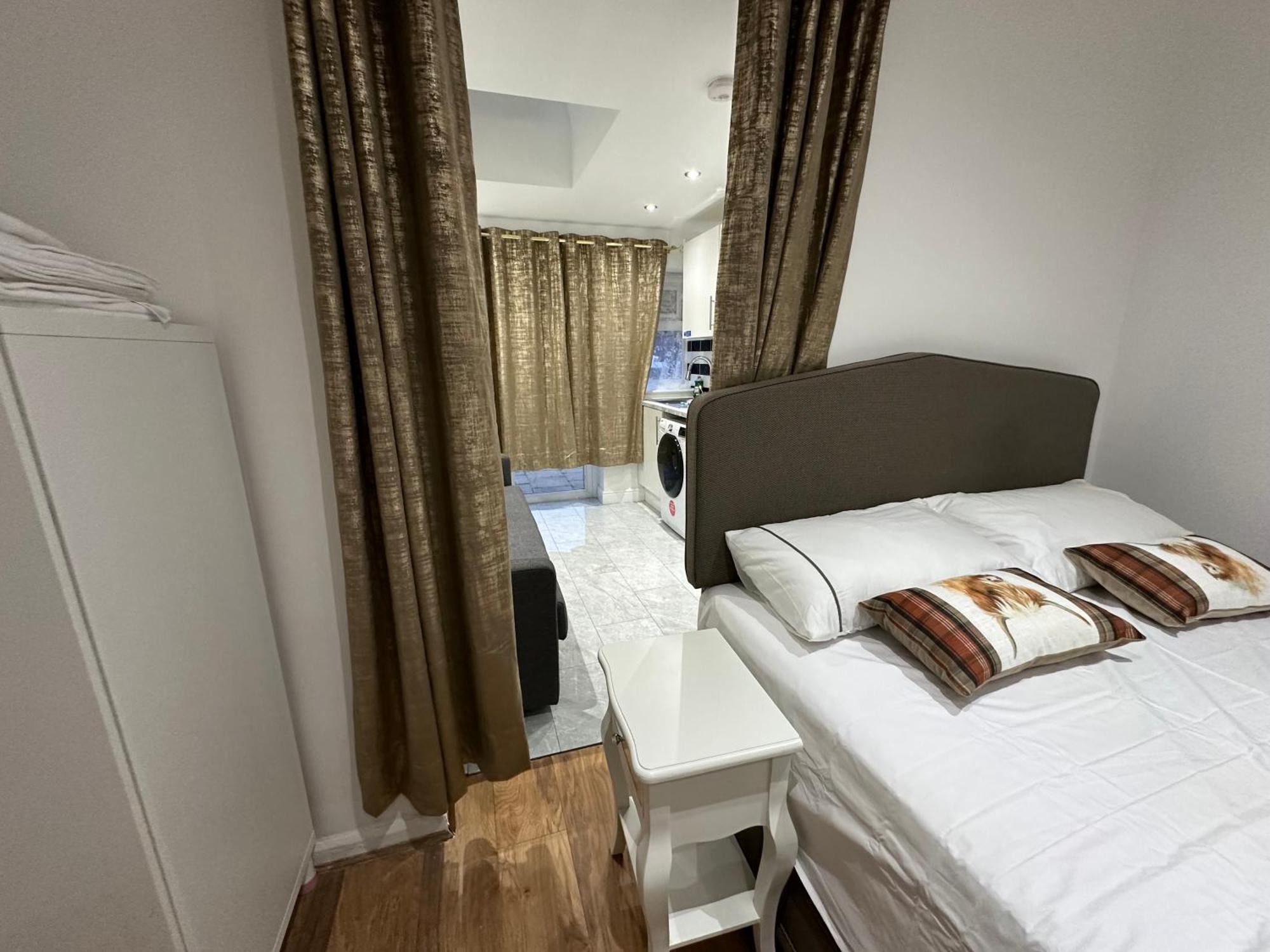 4Th Studio Flat With Private Own Bathroom A London Luxury Family Home Setup And Furnished With Double Bed Plus A Double Futon-Sofa Bed A Single Futon Bed A Baby Cot And Garden And Free Parking 外观 照片