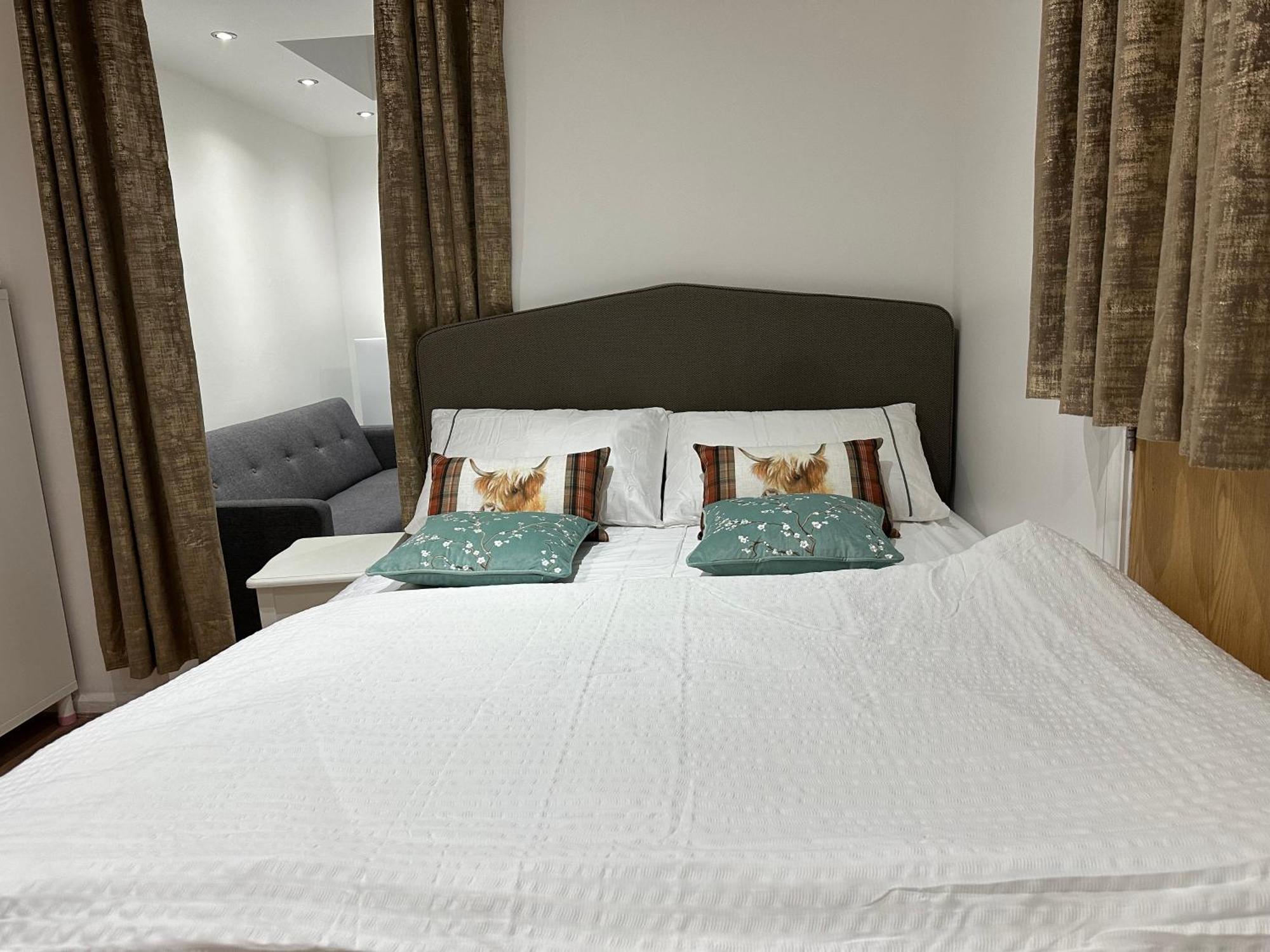 4Th Studio Flat With Private Own Bathroom A London Luxury Family Home Setup And Furnished With Double Bed Plus A Double Futon-Sofa Bed A Single Futon Bed A Baby Cot And Garden And Free Parking 外观 照片