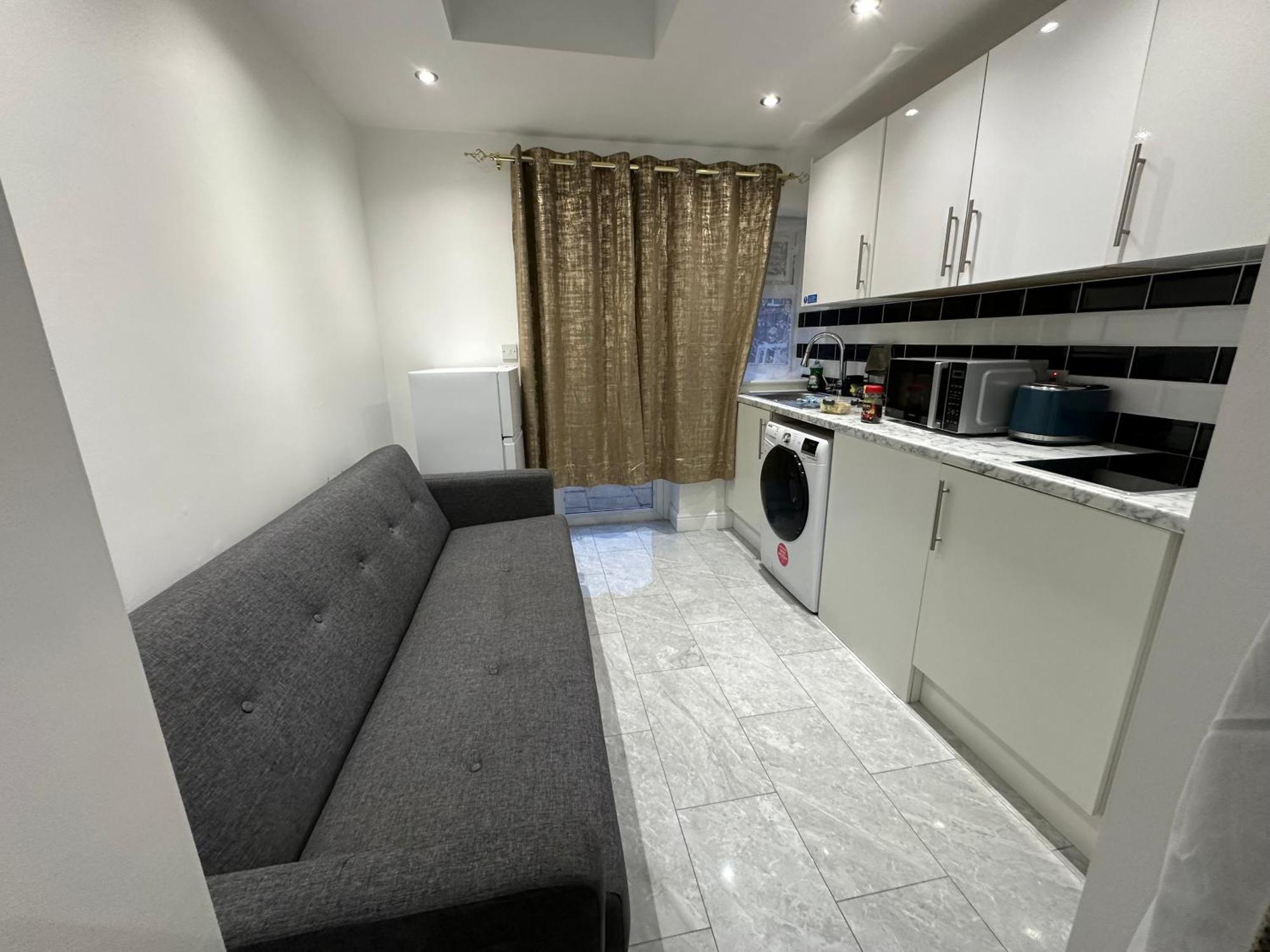 4Th Studio Flat With Private Own Bathroom A London Luxury Family Home Setup And Furnished With Double Bed Plus A Double Futon-Sofa Bed A Single Futon Bed A Baby Cot And Garden And Free Parking 外观 照片