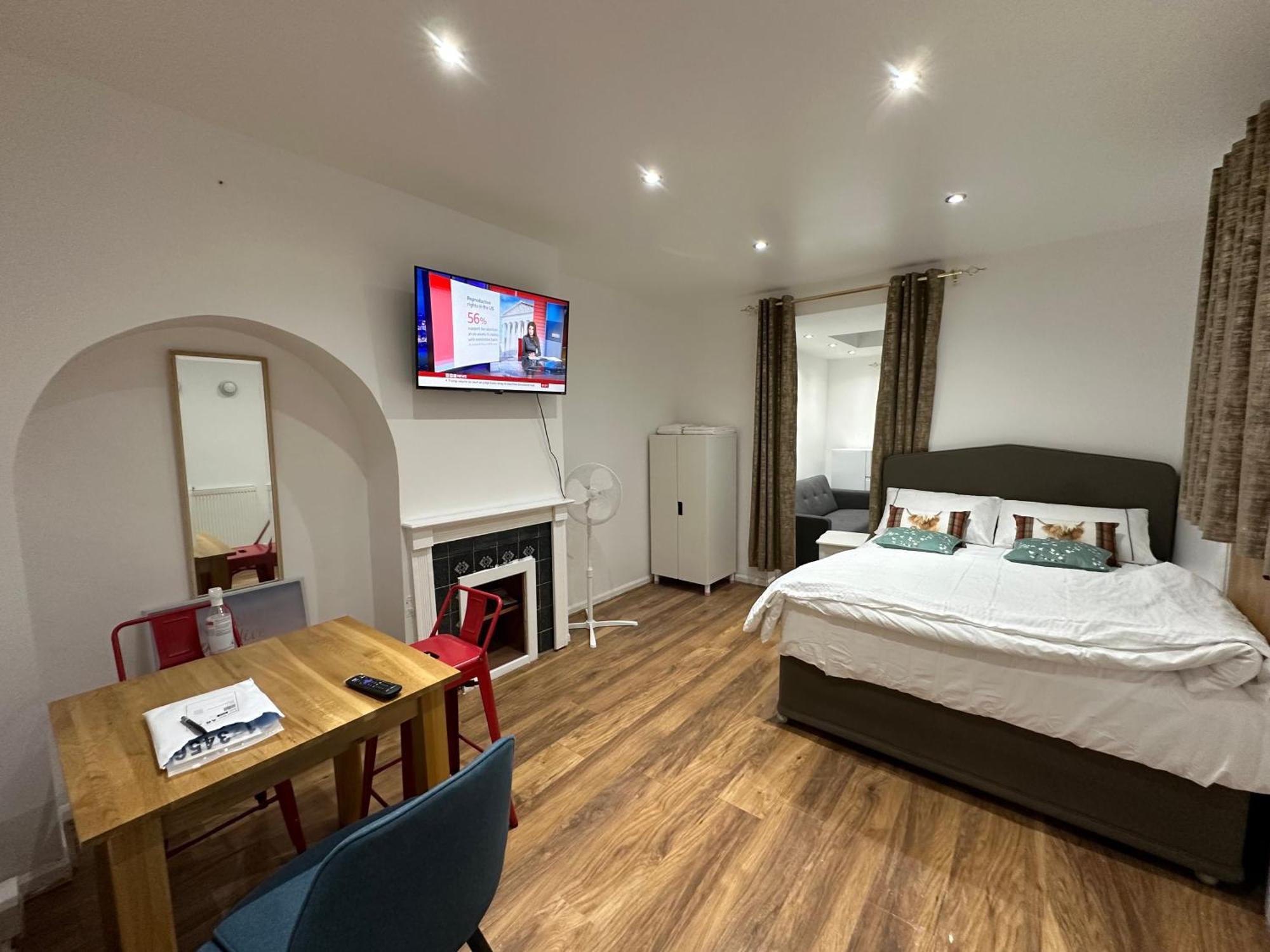 4Th Studio Flat With Private Own Bathroom A London Luxury Family Home Setup And Furnished With Double Bed Plus A Double Futon-Sofa Bed A Single Futon Bed A Baby Cot And Garden And Free Parking 外观 照片