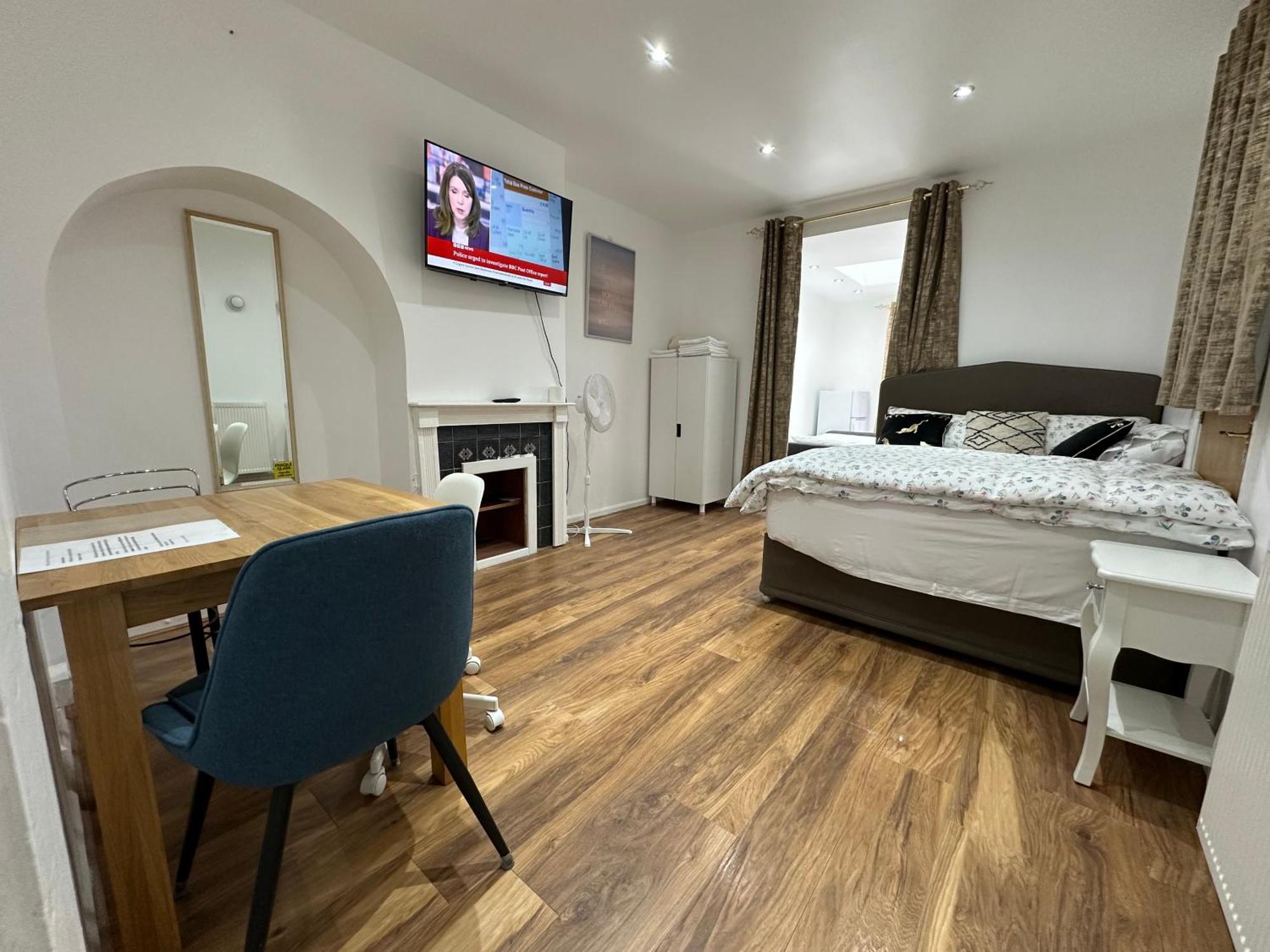 4Th Studio Flat With Private Own Bathroom A London Luxury Family Home Setup And Furnished With Double Bed Plus A Double Futon-Sofa Bed A Single Futon Bed A Baby Cot And Garden And Free Parking 外观 照片