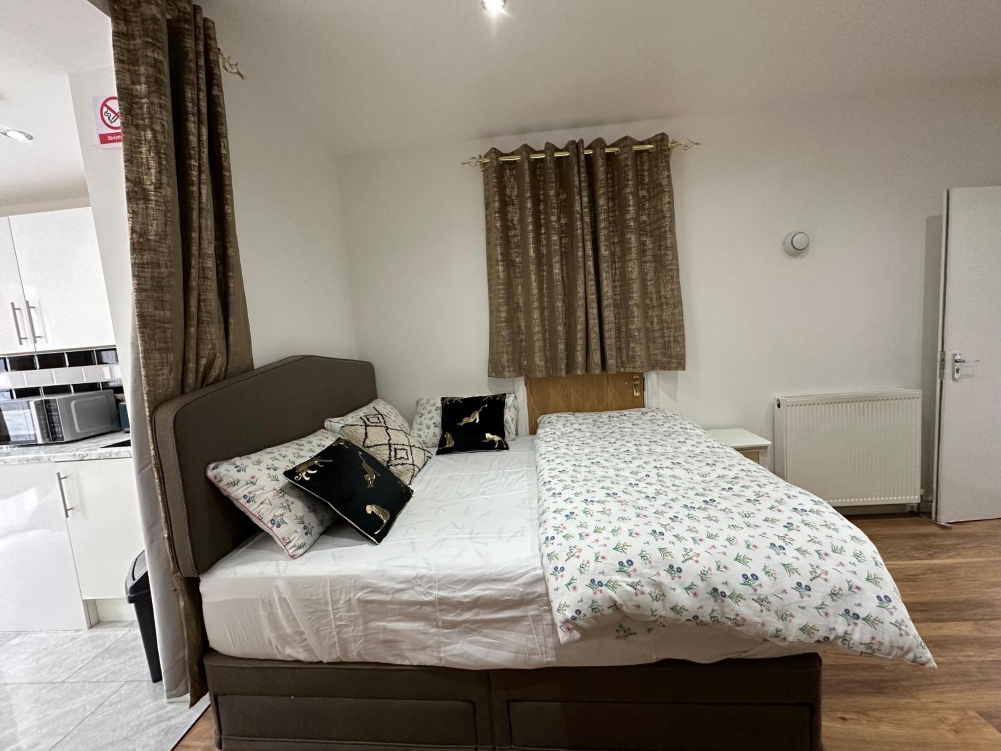 4Th Studio Flat With Private Own Bathroom A London Luxury Family Home Setup And Furnished With Double Bed Plus A Double Futon-Sofa Bed A Single Futon Bed A Baby Cot And Garden And Free Parking 外观 照片
