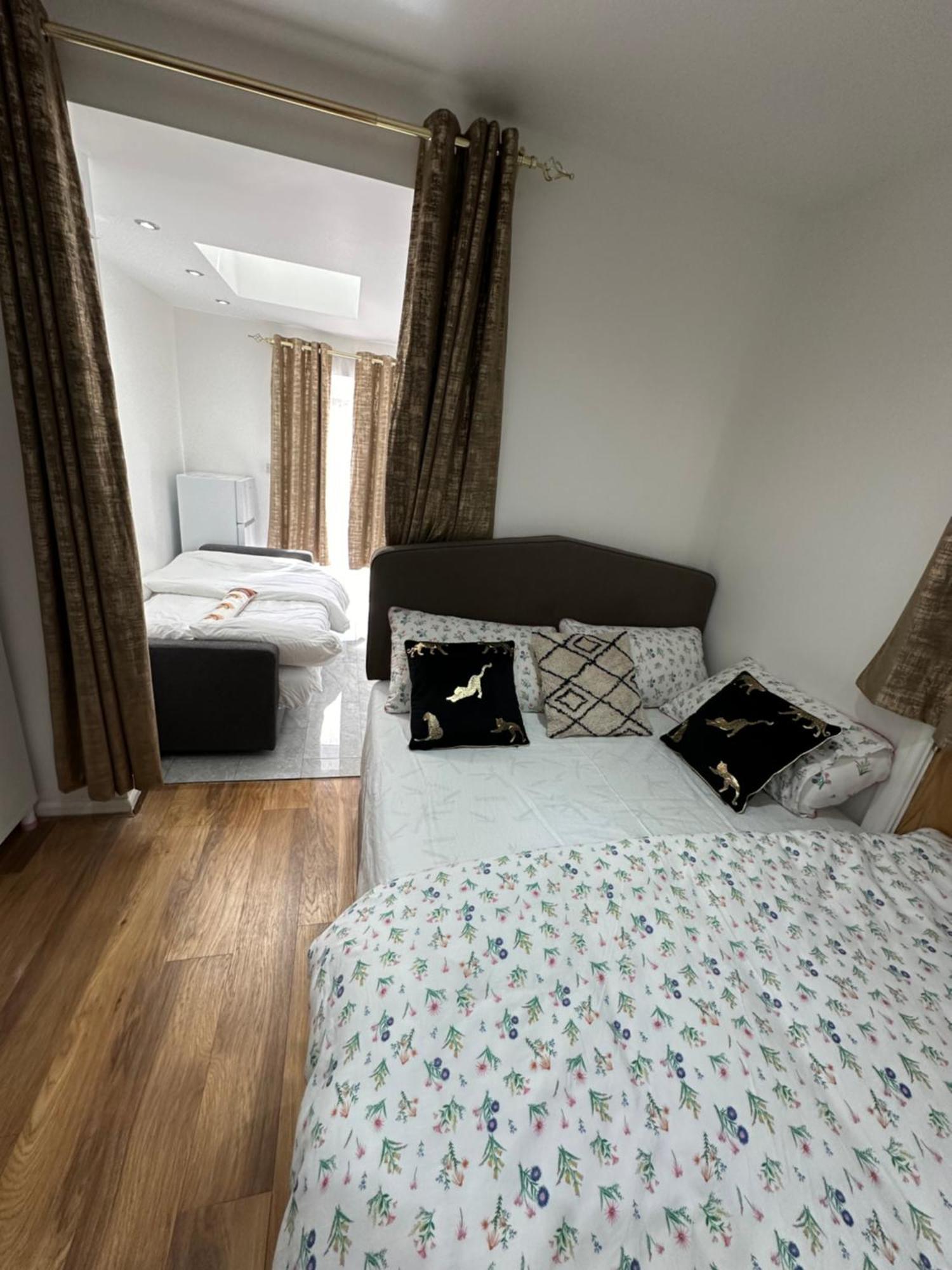 4Th Studio Flat With Private Own Bathroom A London Luxury Family Home Setup And Furnished With Double Bed Plus A Double Futon-Sofa Bed A Single Futon Bed A Baby Cot And Garden And Free Parking 外观 照片