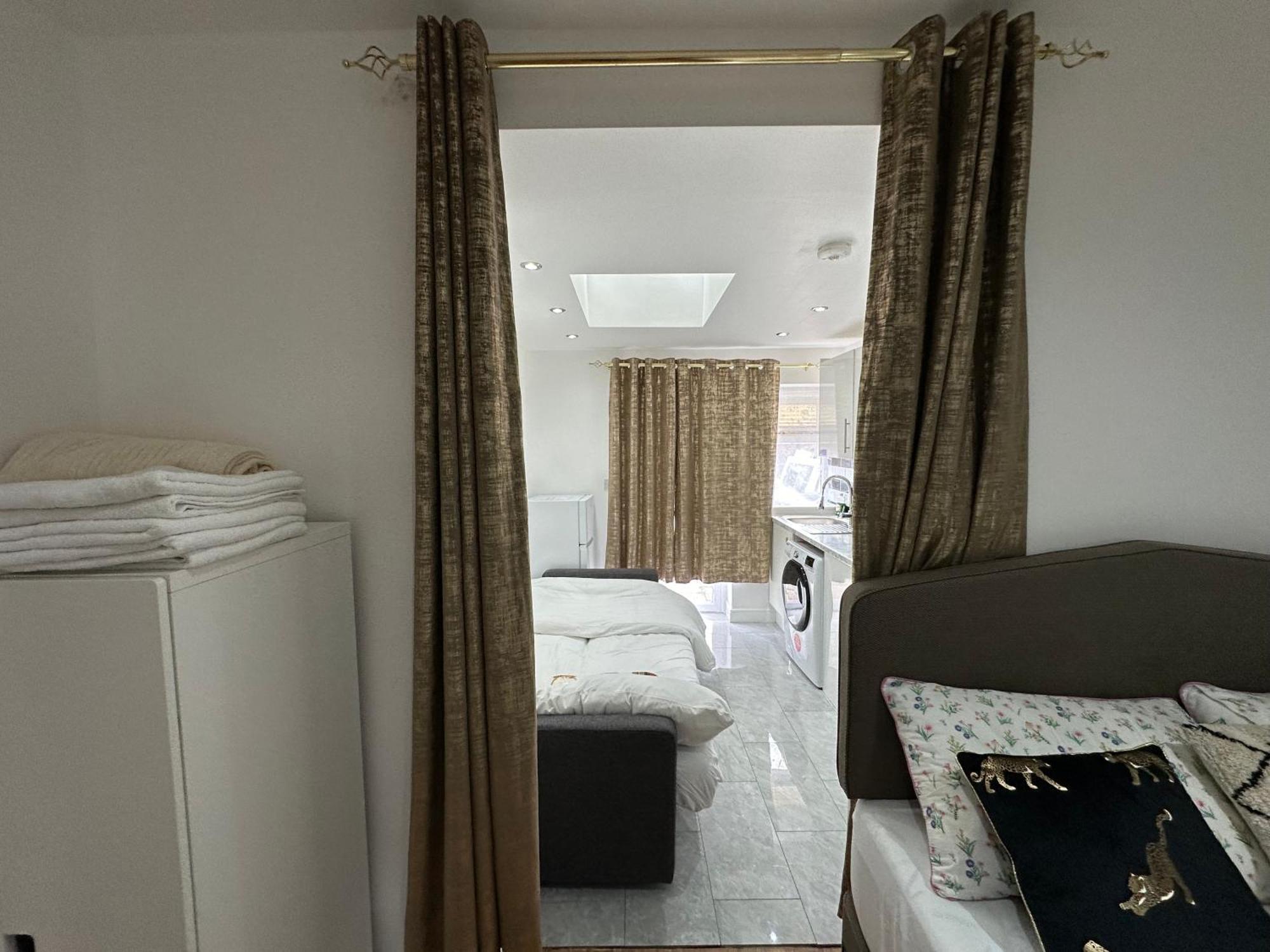 4Th Studio Flat With Private Own Bathroom A London Luxury Family Home Setup And Furnished With Double Bed Plus A Double Futon-Sofa Bed A Single Futon Bed A Baby Cot And Garden And Free Parking 外观 照片