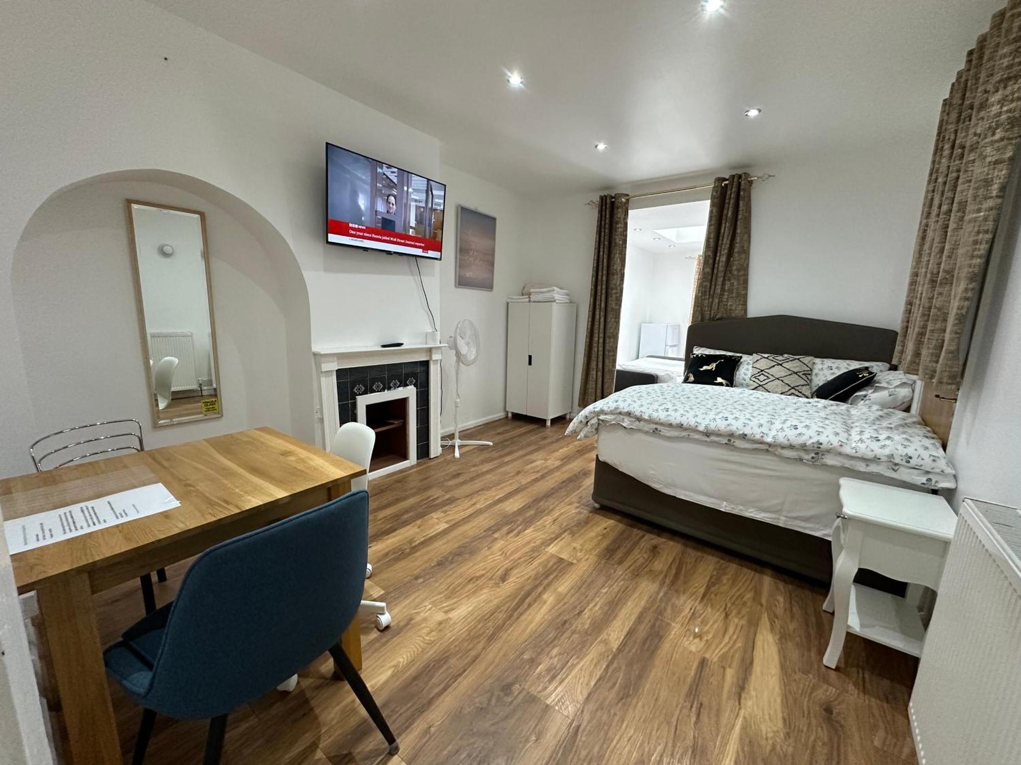 4Th Studio Flat With Private Own Bathroom A London Luxury Family Home Setup And Furnished With Double Bed Plus A Double Futon-Sofa Bed A Single Futon Bed A Baby Cot And Garden And Free Parking 外观 照片