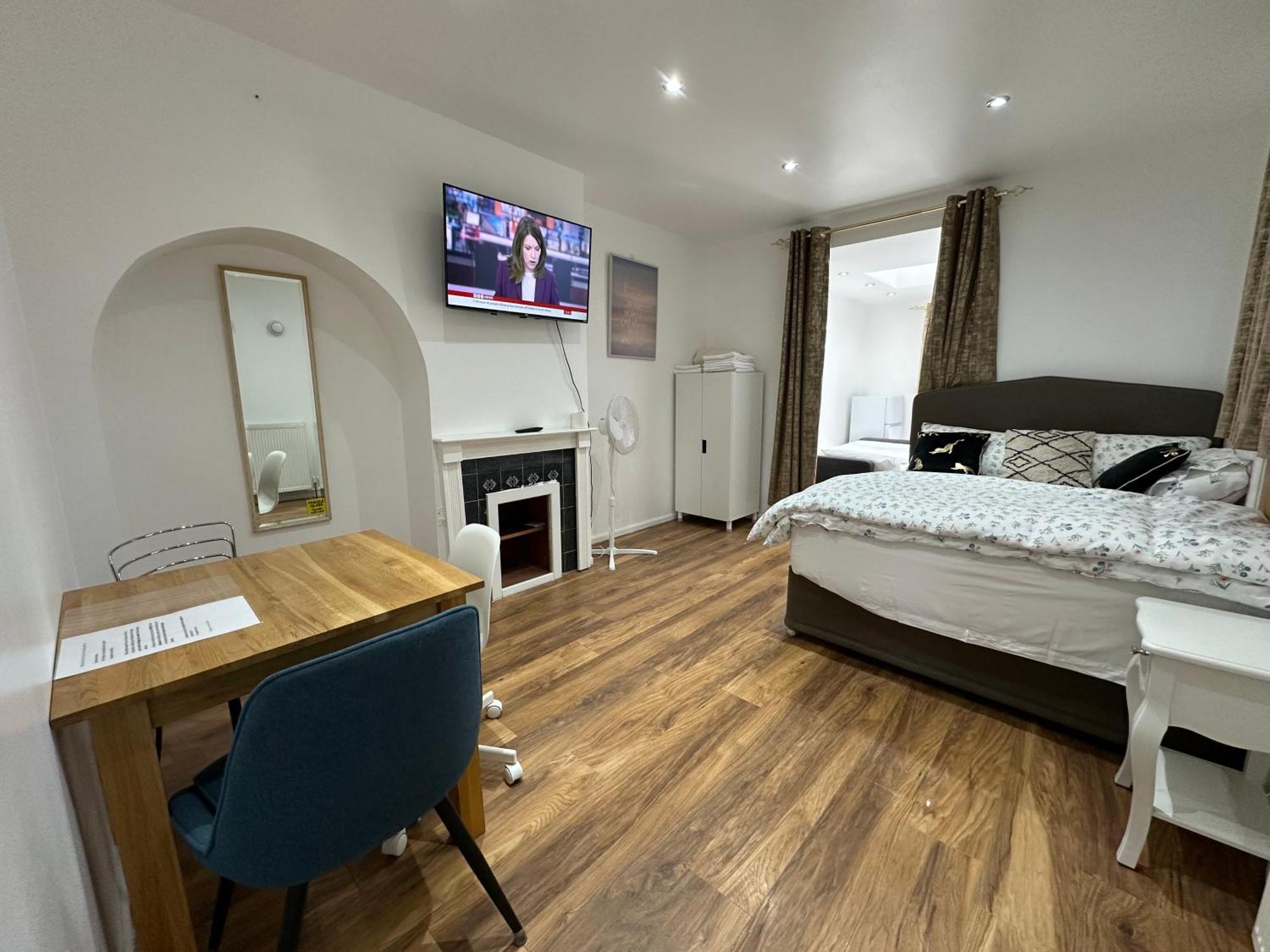4Th Studio Flat With Private Own Bathroom A London Luxury Family Home Setup And Furnished With Double Bed Plus A Double Futon-Sofa Bed A Single Futon Bed A Baby Cot And Garden And Free Parking 外观 照片