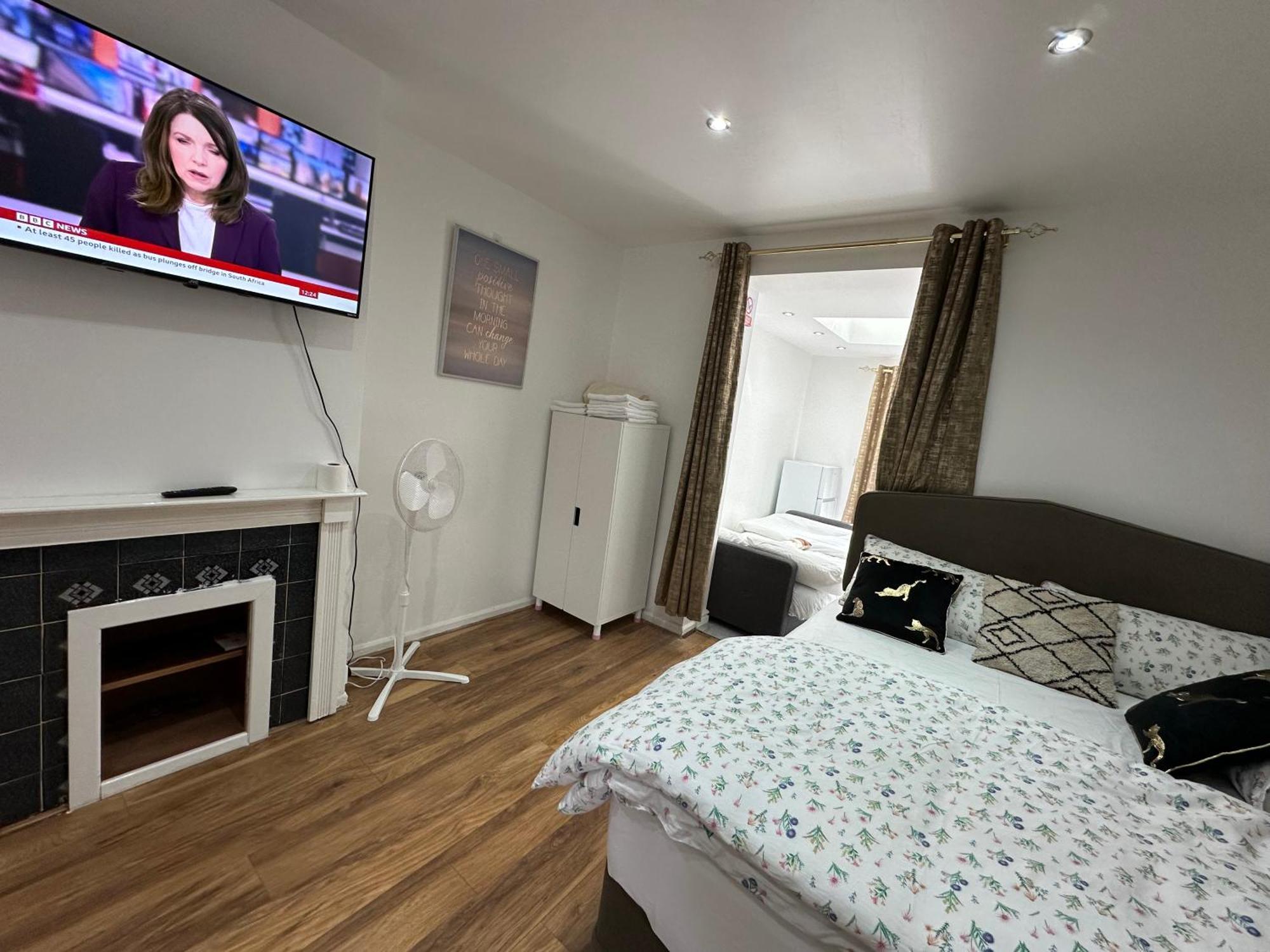 4Th Studio Flat With Private Own Bathroom A London Luxury Family Home Setup And Furnished With Double Bed Plus A Double Futon-Sofa Bed A Single Futon Bed A Baby Cot And Garden And Free Parking 外观 照片