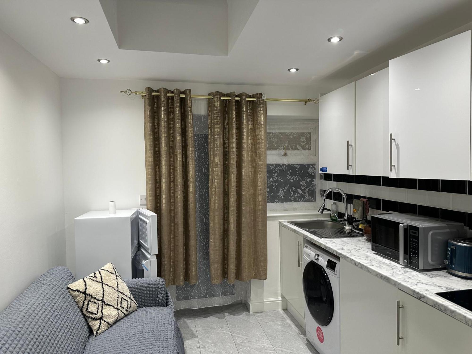 4Th Studio Flat With Private Own Bathroom A London Luxury Family Home Setup And Furnished With Double Bed Plus A Double Futon-Sofa Bed A Single Futon Bed A Baby Cot And Garden And Free Parking 外观 照片
