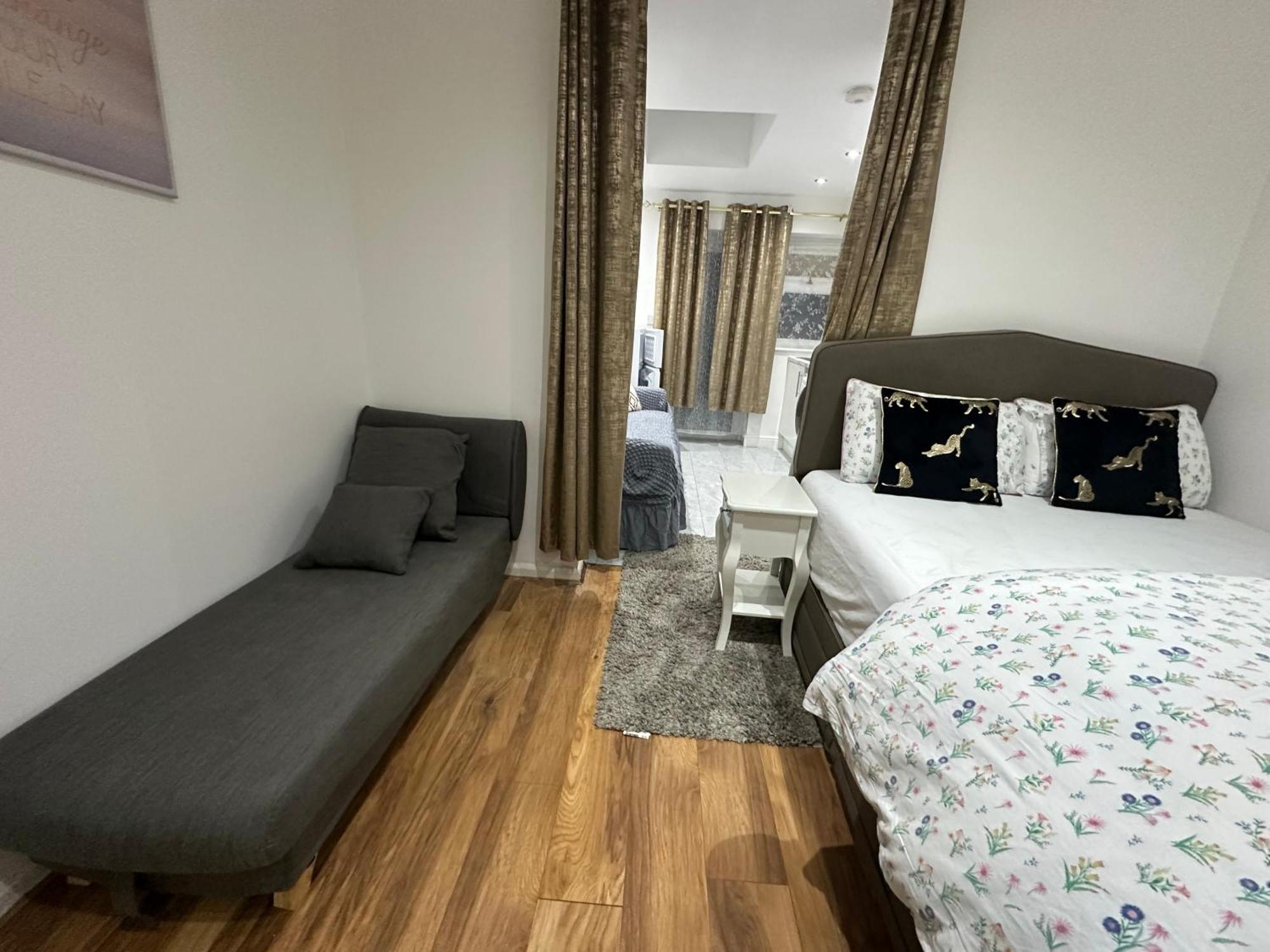 4Th Studio Flat With Private Own Bathroom A London Luxury Family Home Setup And Furnished With Double Bed Plus A Double Futon-Sofa Bed A Single Futon Bed A Baby Cot And Garden And Free Parking 外观 照片