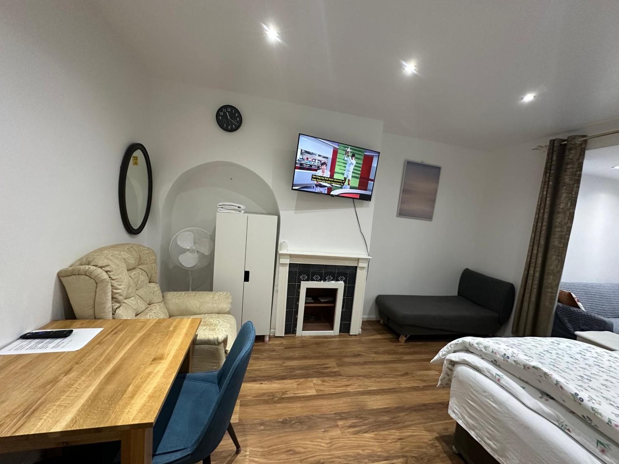 4Th Studio Flat With Private Own Bathroom A London Luxury Family Home Setup And Furnished With Double Bed Plus A Double Futon-Sofa Bed A Single Futon Bed A Baby Cot And Garden And Free Parking 外观 照片