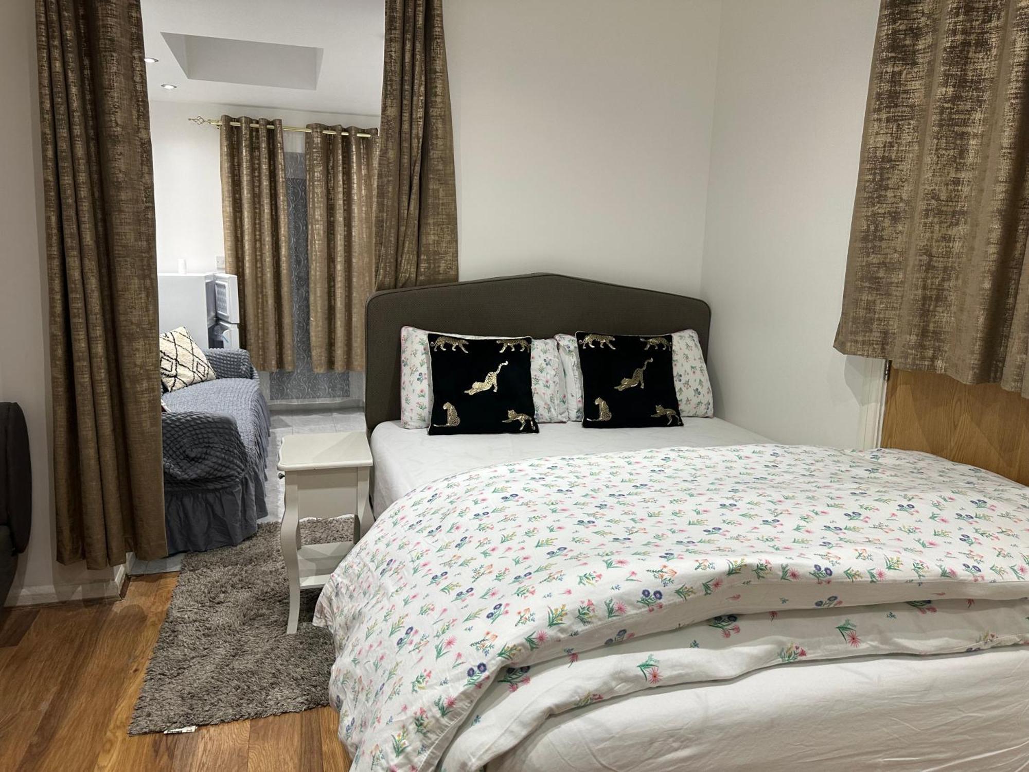 4Th Studio Flat With Private Own Bathroom A London Luxury Family Home Setup And Furnished With Double Bed Plus A Double Futon-Sofa Bed A Single Futon Bed A Baby Cot And Garden And Free Parking 外观 照片