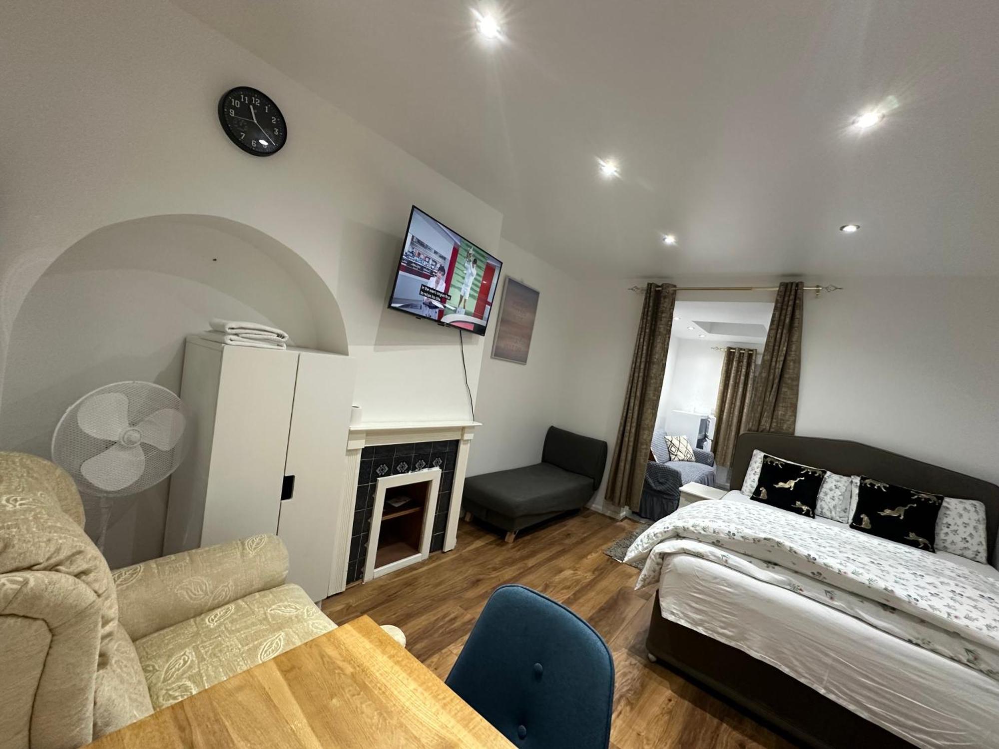 4Th Studio Flat With Private Own Bathroom A London Luxury Family Home Setup And Furnished With Double Bed Plus A Double Futon-Sofa Bed A Single Futon Bed A Baby Cot And Garden And Free Parking 外观 照片